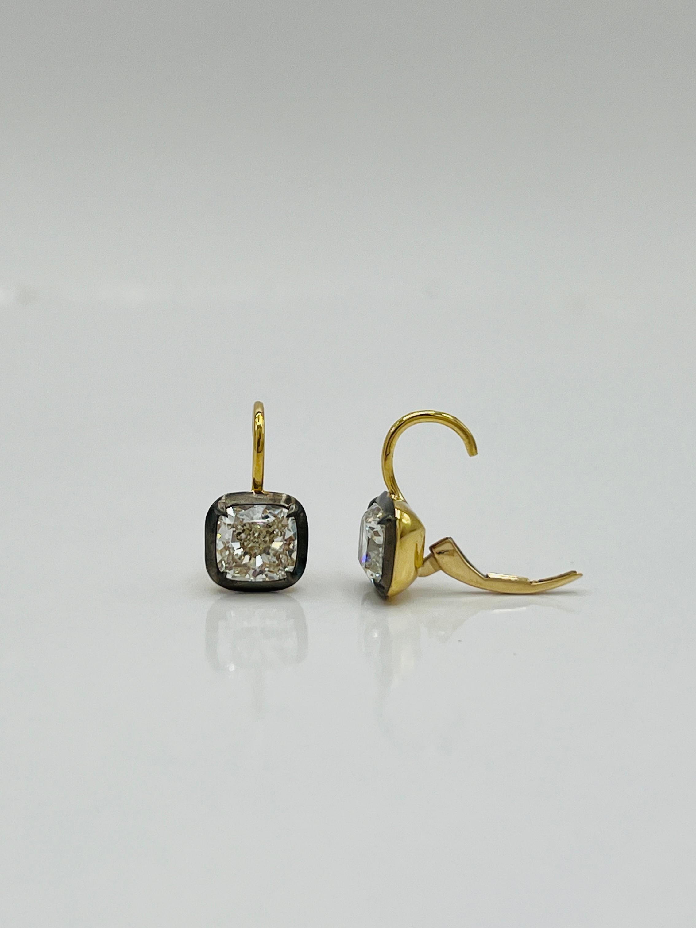 Boucles d'oreilles pendantes en or jaune 18 carats et rhodium noir avec diamant blanc taillé en coussin GIA Unisexe en vente