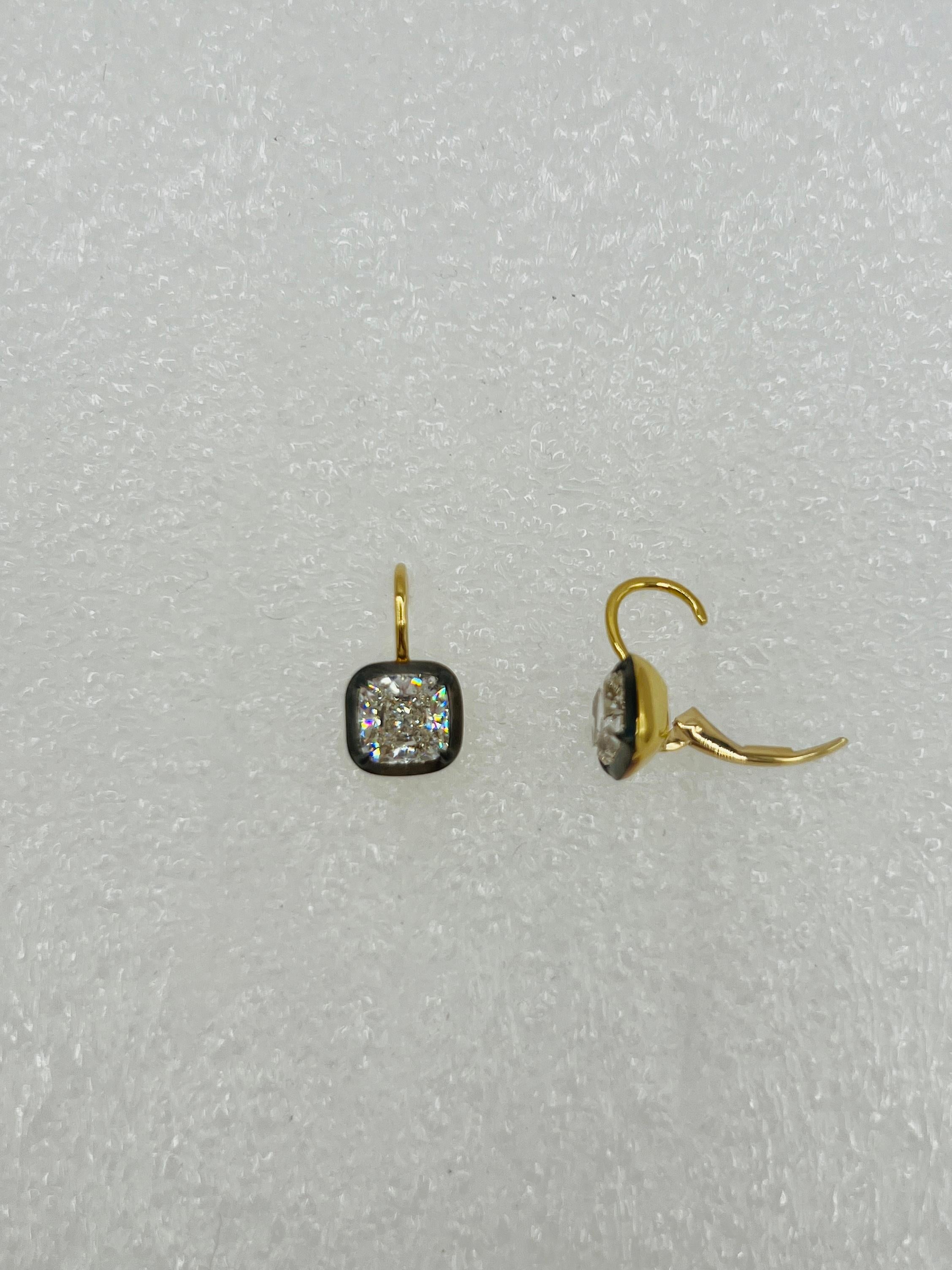 Boucles d'oreilles pendantes en or jaune 18 carats et rhodium noir avec diamant blanc taillé en coussin GIA en vente 1