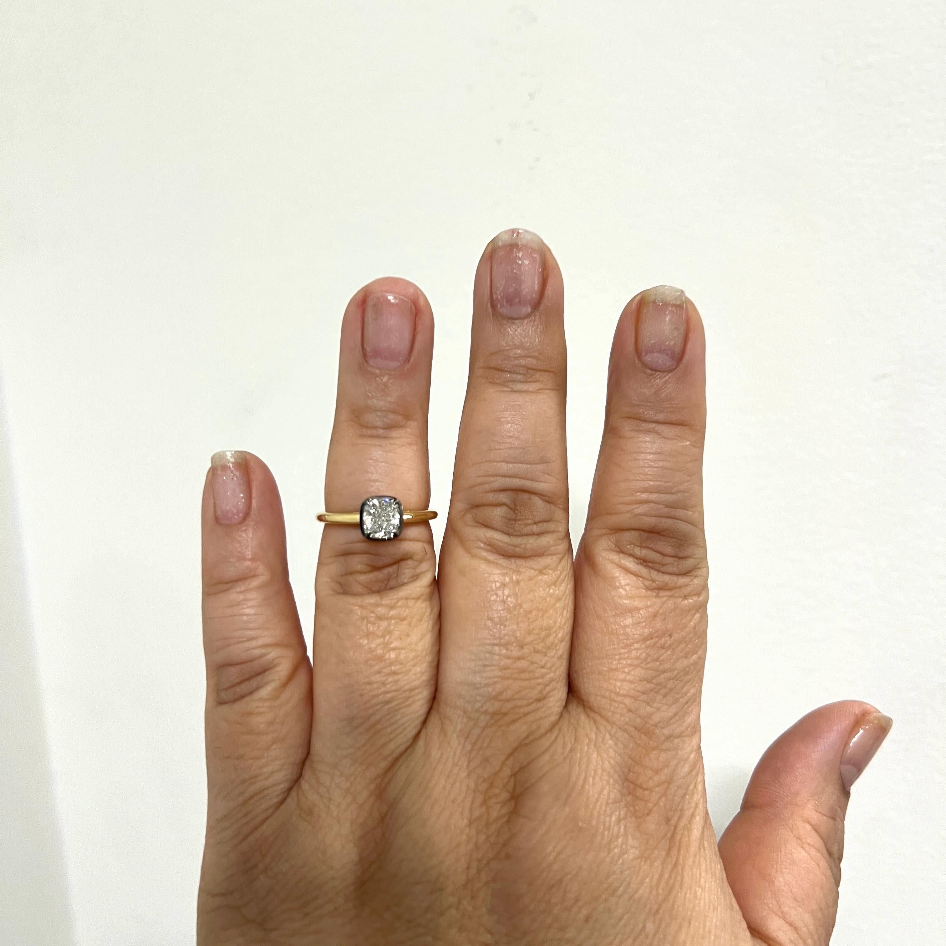 Magnifique 1,21 ct. I Diamant blanc VS2 taille coussin.  Fabriqué à la main en or jaune 18k et rhodium noir.  Bague taille 6,25.  Livré avec un certificat GIA.