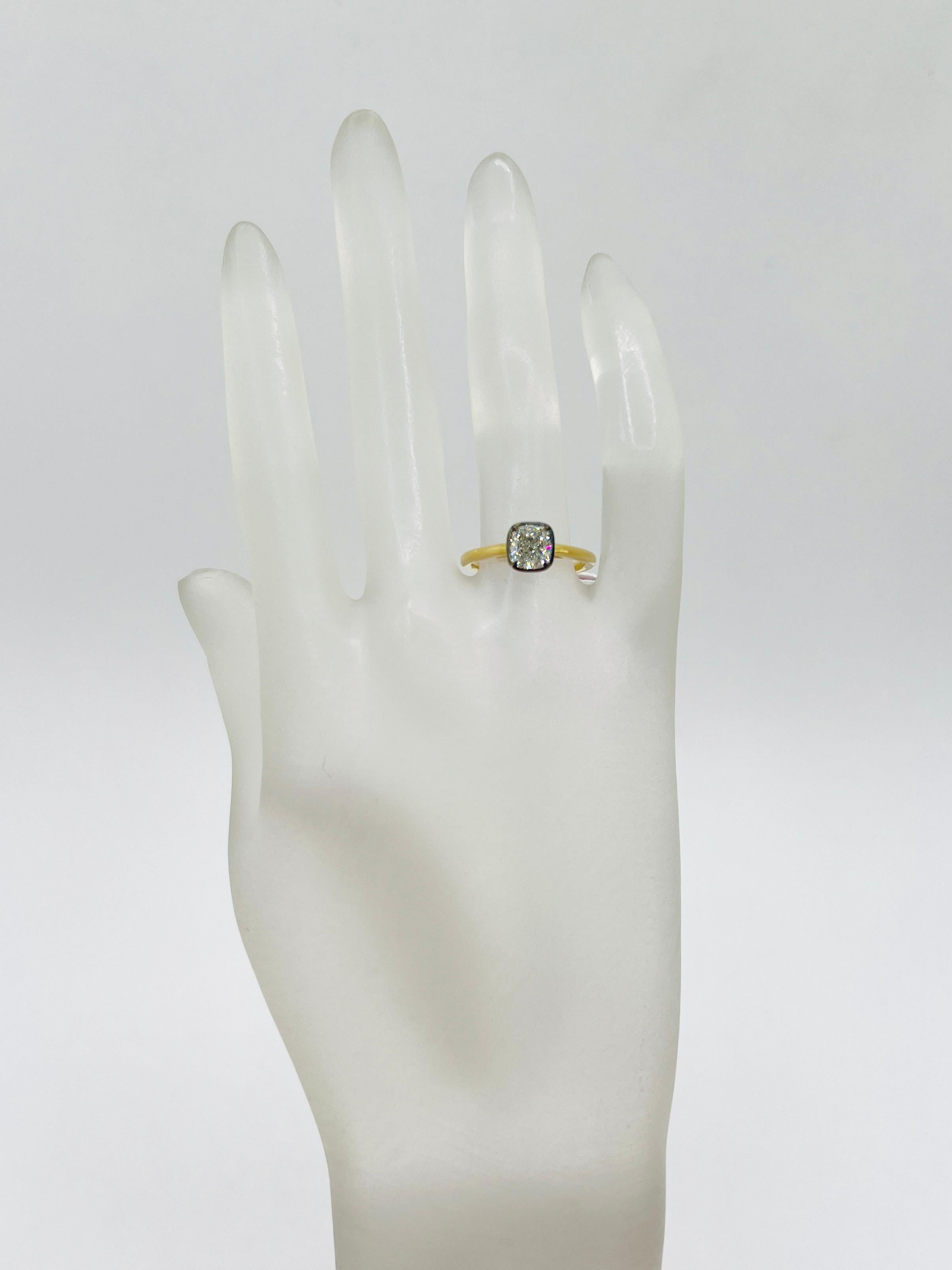 Taille coussin Bague solitaire à coussin de diamants blancs GIA en rhodium noir et or jaune 18K en vente