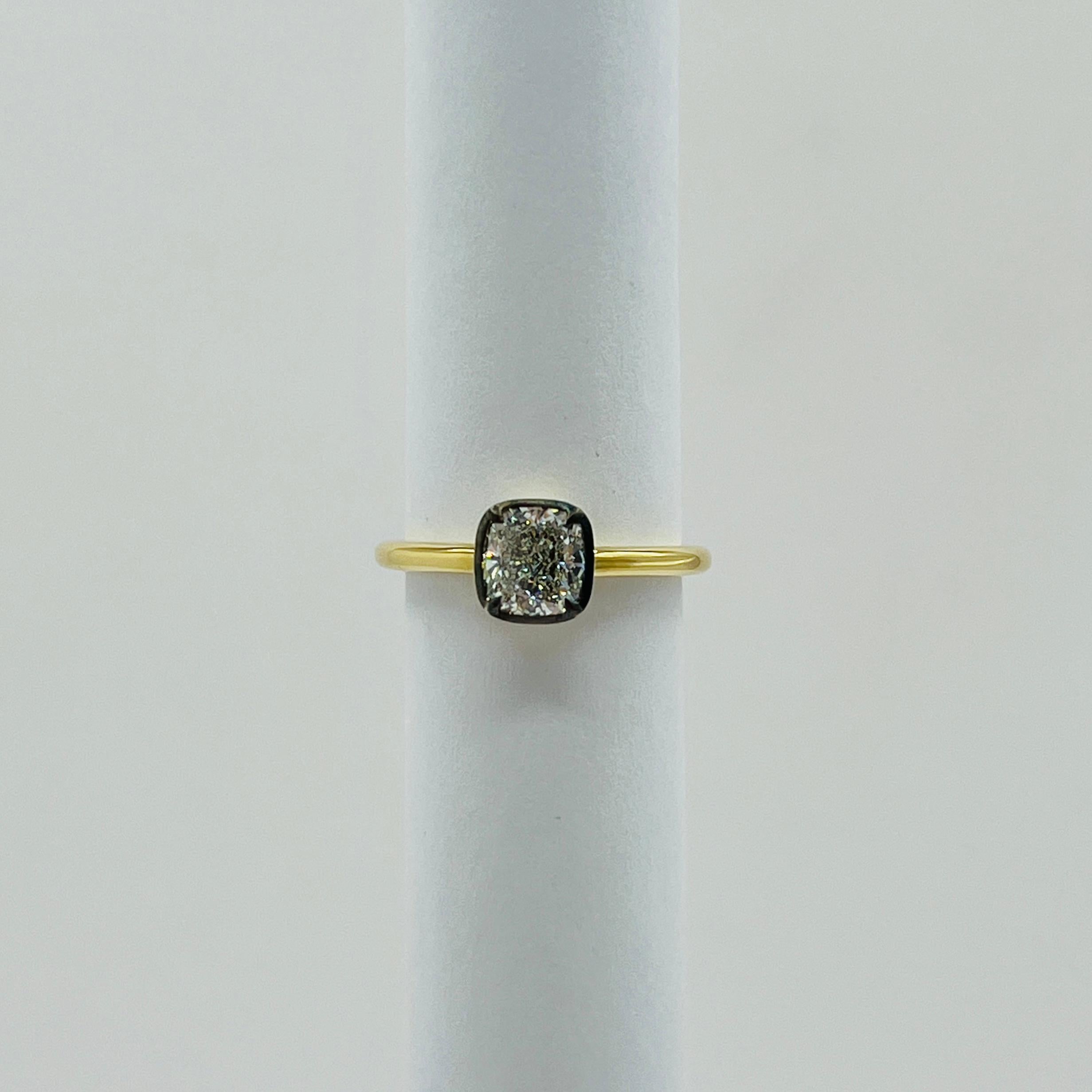 Bague solitaire à coussin de diamants blancs GIA en rhodium noir et or jaune 18K Unisexe en vente