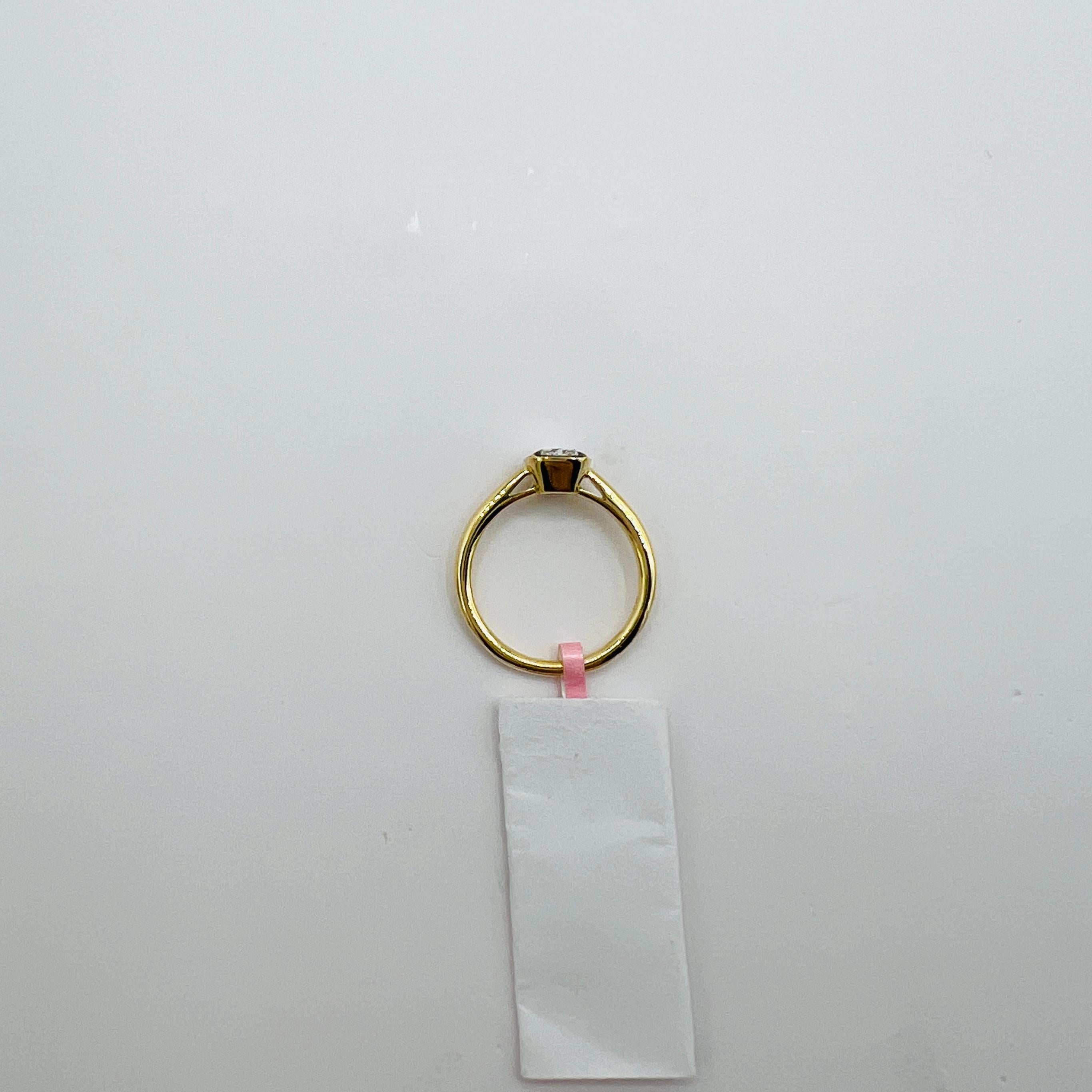 Bague solitaire à coussin de diamants blancs GIA en rhodium noir et or jaune 18K en vente 3