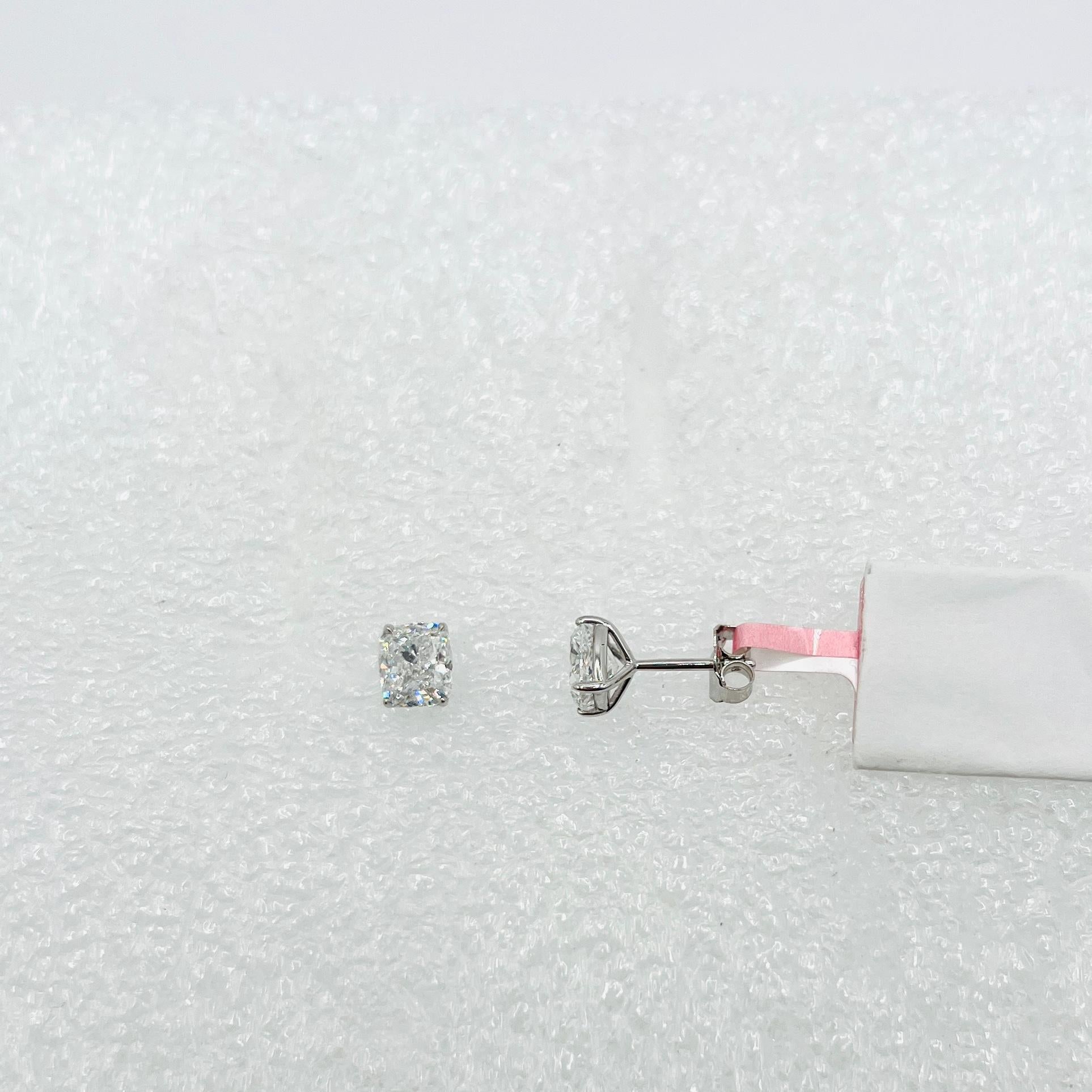 Boucles d'oreilles en or blanc 18 carats avec coussin en diamant blanc GIA Neuf - En vente à Los Angeles, CA