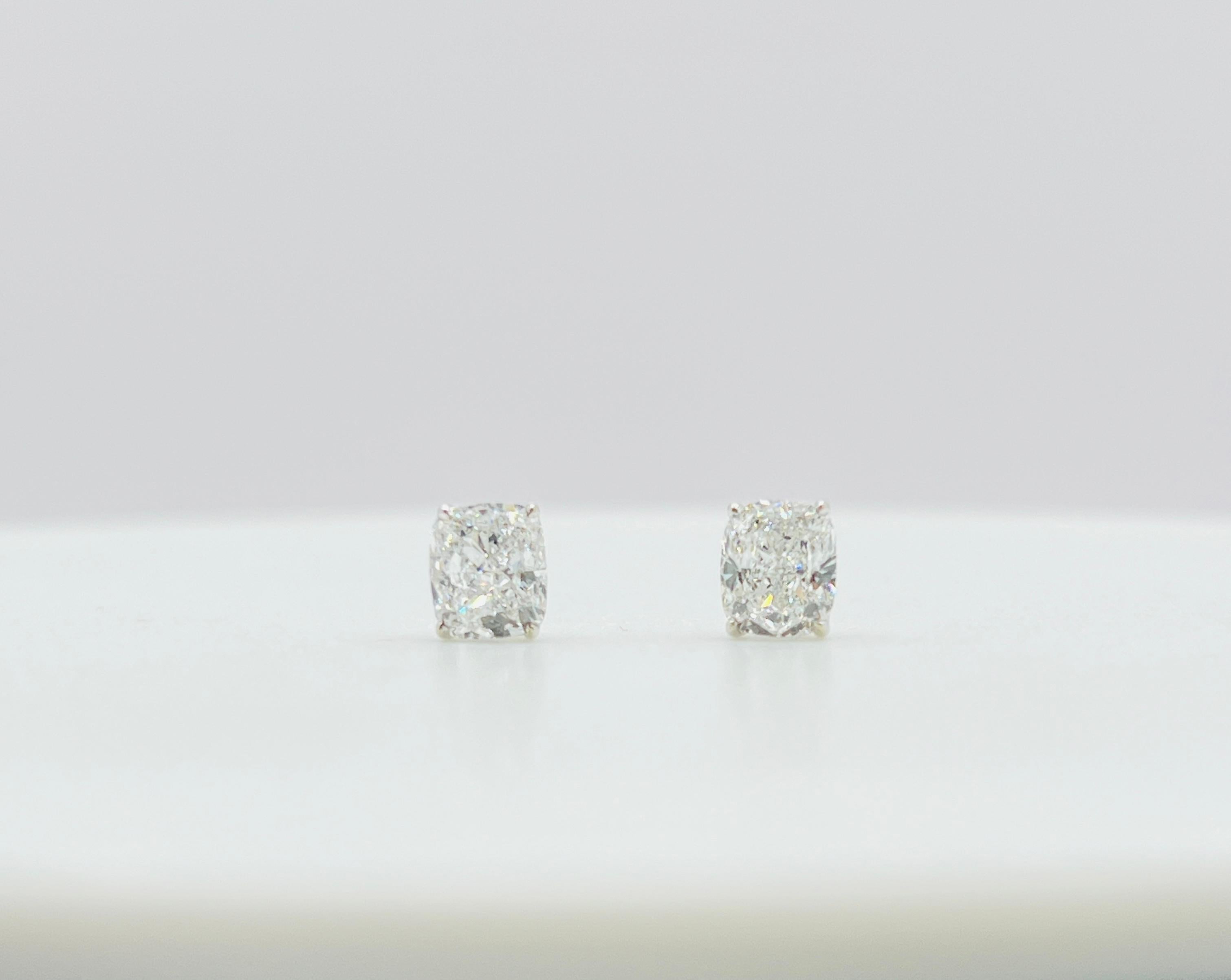 Boucles d'oreilles en or blanc 18 carats avec coussin en diamant blanc GIA Unisexe en vente
