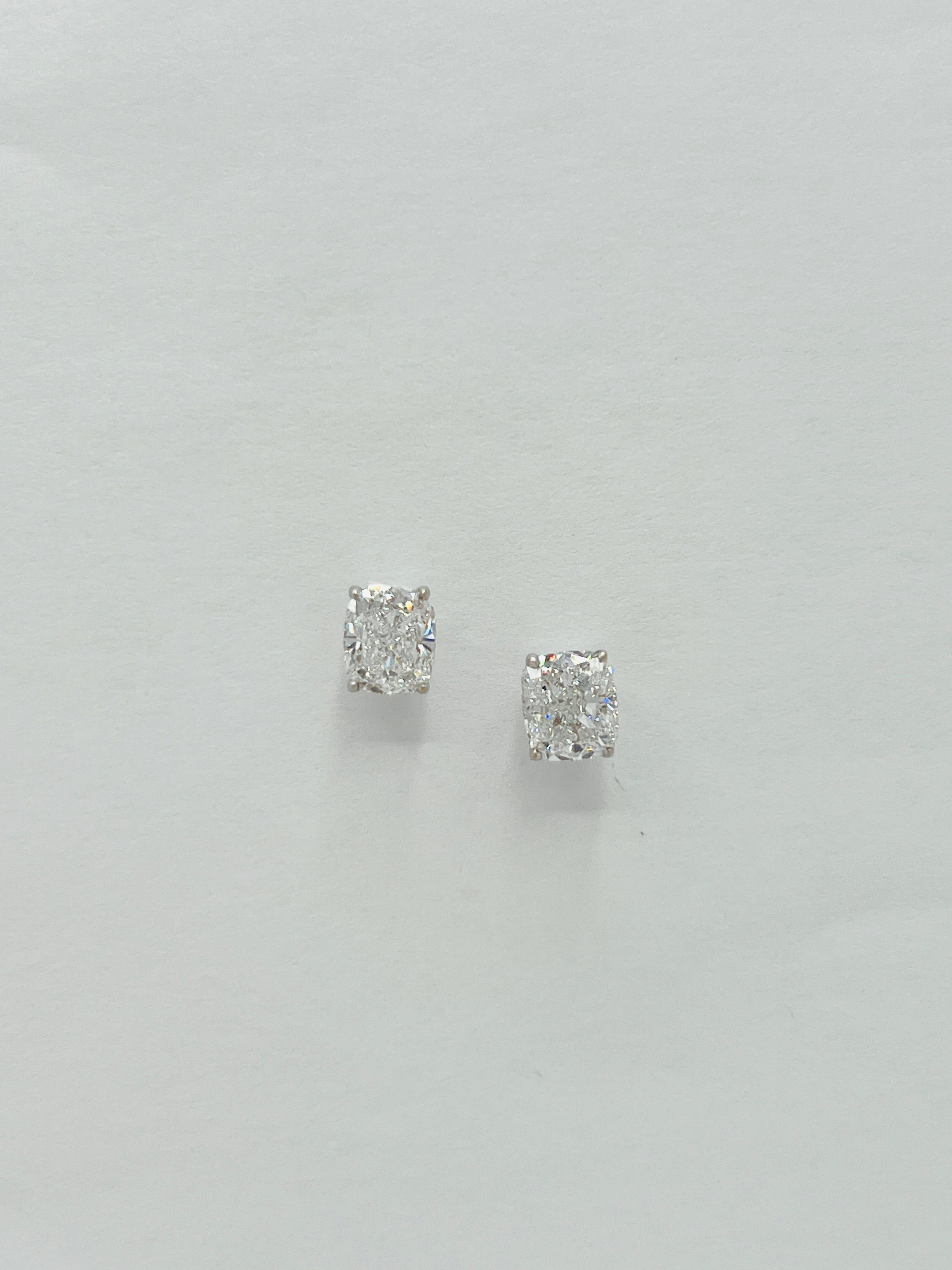 Boucles d'oreilles en or blanc 18 carats avec coussin en diamant blanc GIA en vente 1