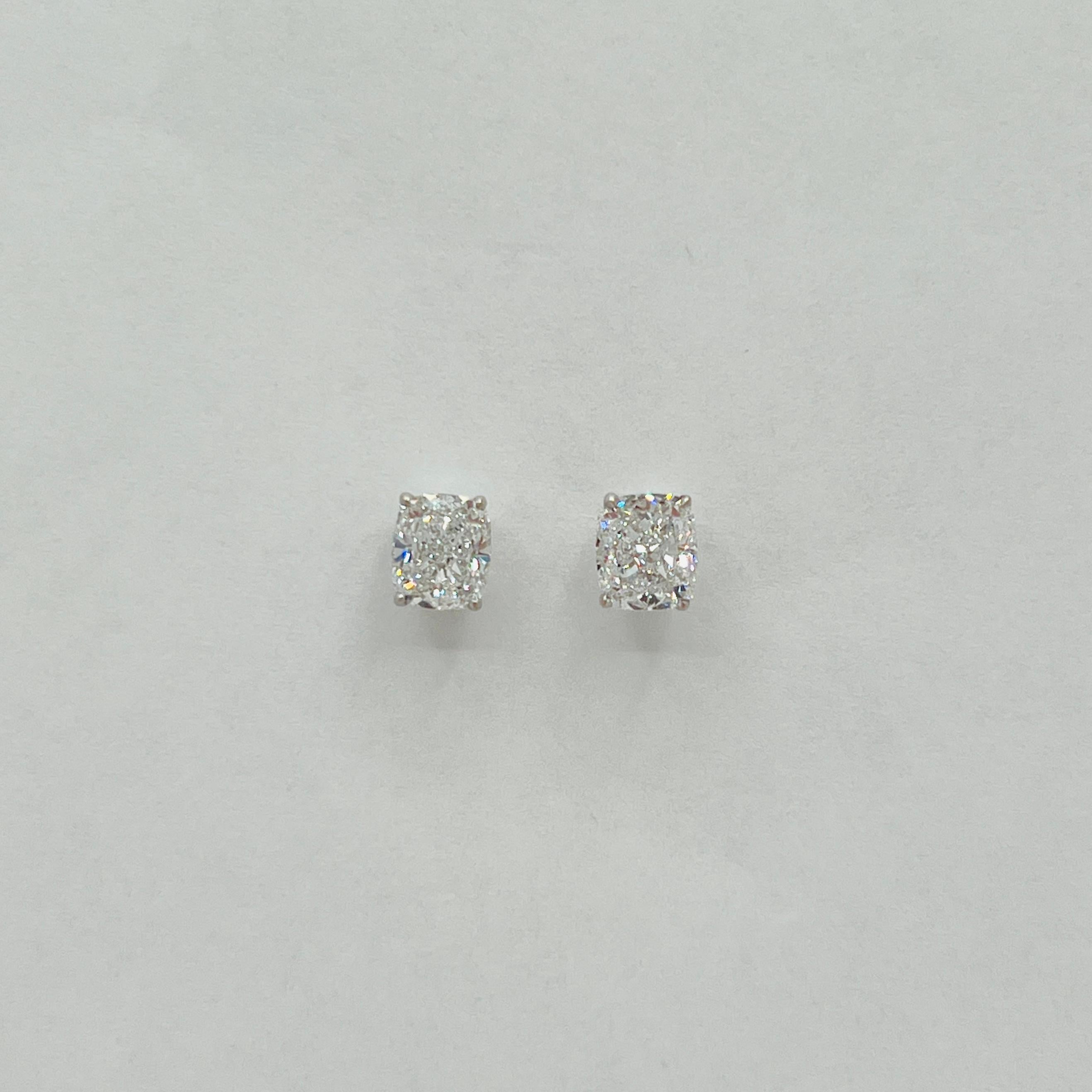 Boucles d'oreilles en or blanc 18 carats avec coussin en diamant blanc GIA en vente 2