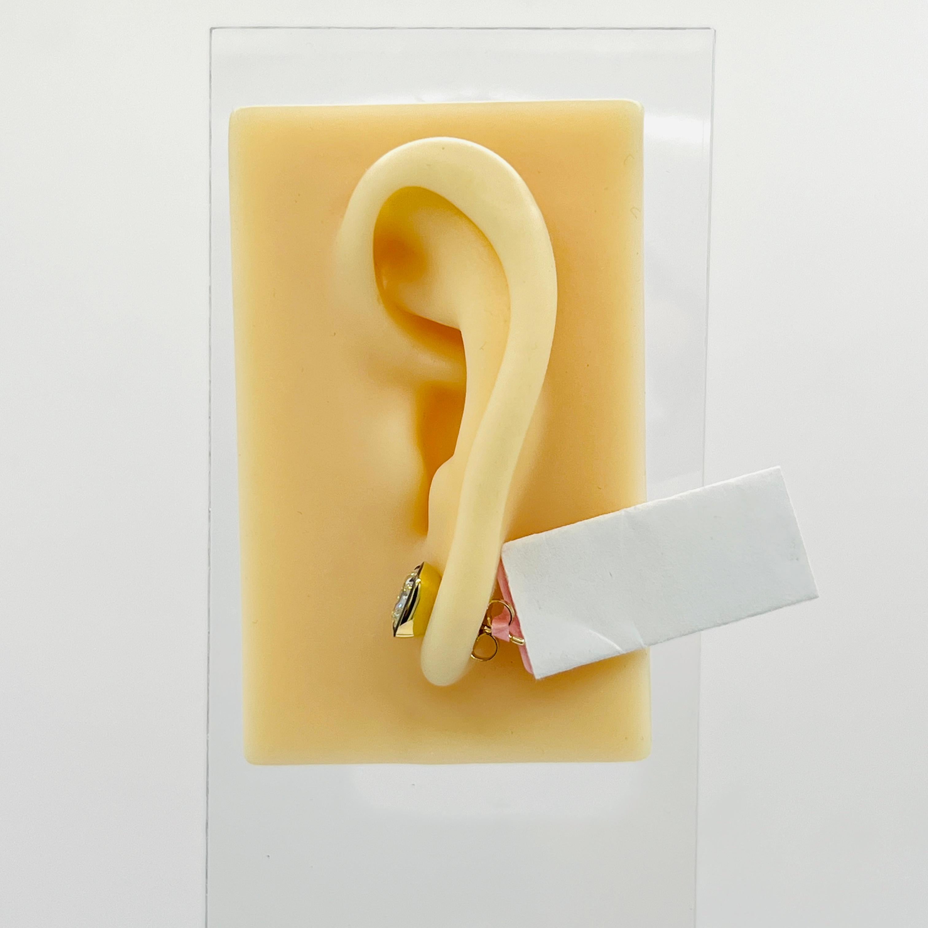 Taille coussin Boucles d'oreilles GIA en or jaune 18 carats et rhodium noir avec diamant blanc en forme de coussin en vente
