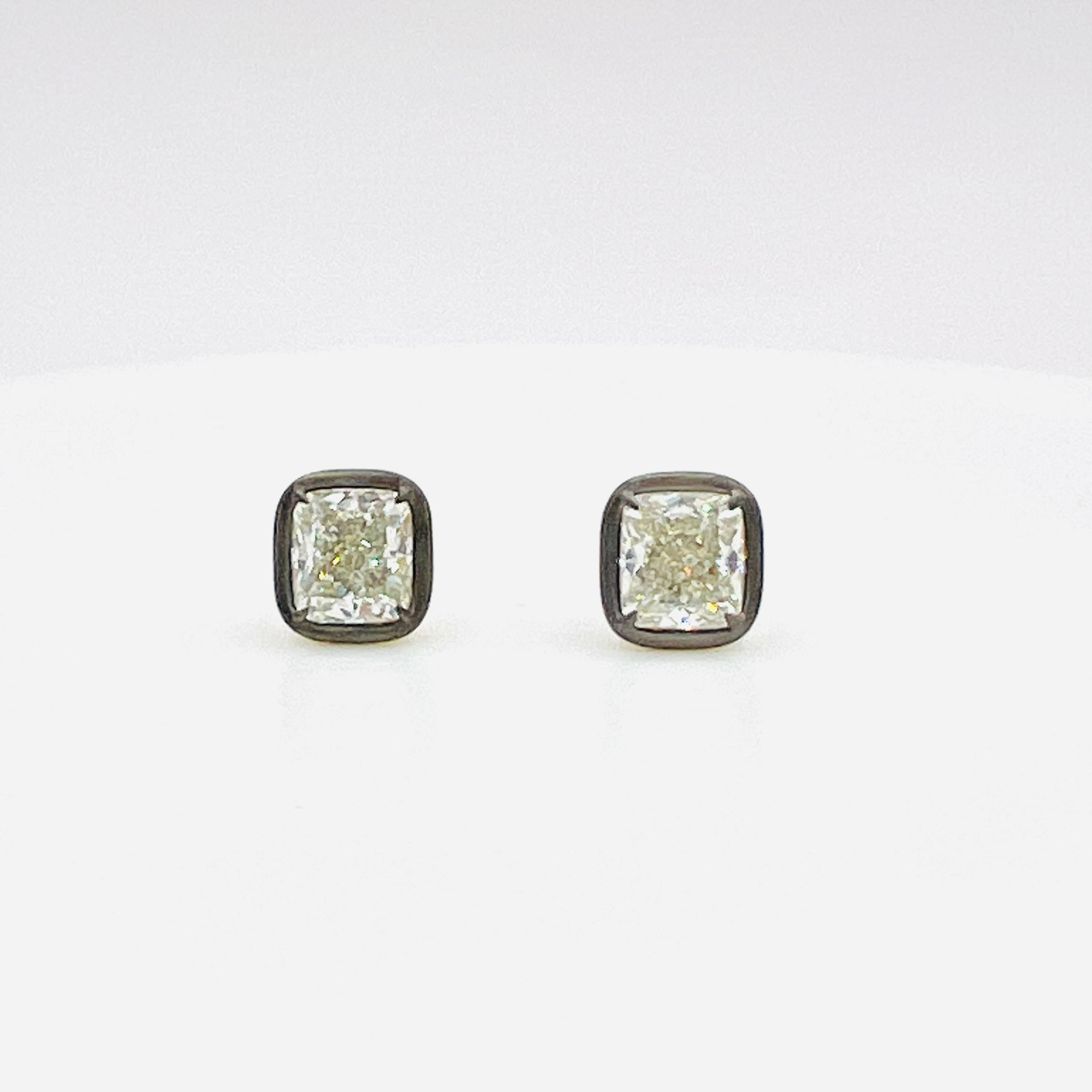 Boucles d'oreilles GIA en or jaune 18 carats et rhodium noir avec diamant blanc en forme de coussin en vente 2