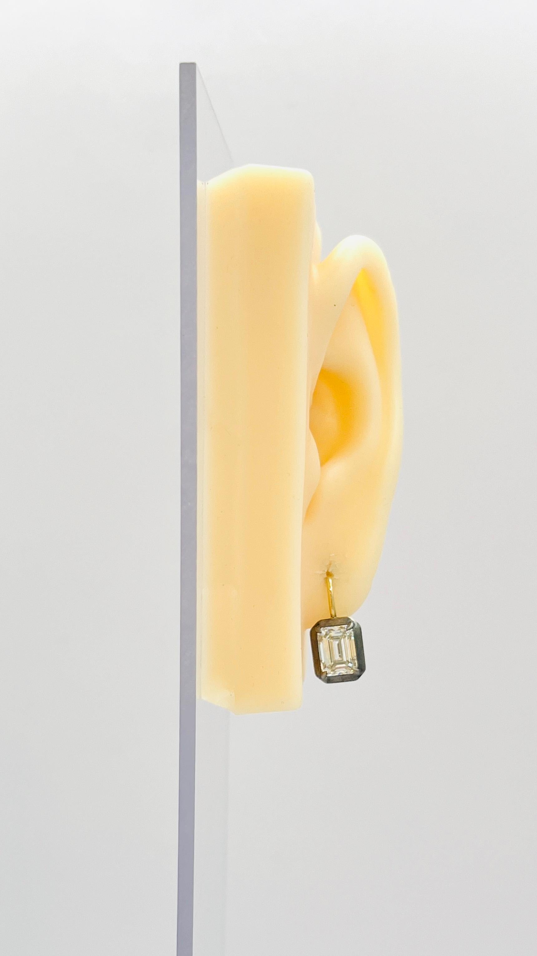 Wunderschöne 4,04 ct. weiße Diamanten im Smaragdschliff als Ohrringe.  Die Steine sind jeweils etwa 2 ct. L VS1-SI1.  Handgefertigt aus 18k Gelb- und Schwarzrhodiumgold.  GIA-Zertifikate sind im Lieferumfang enthalten.