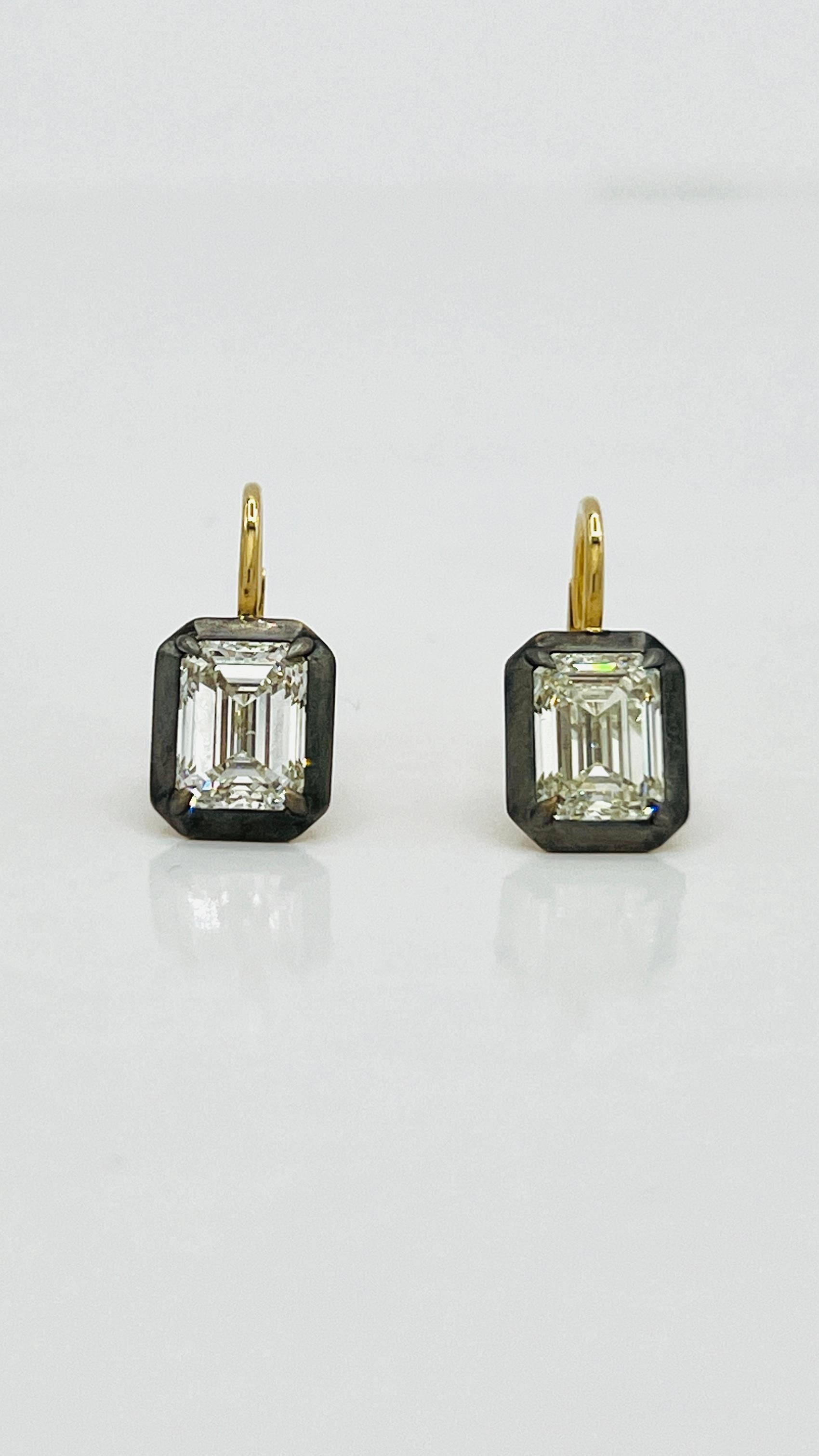 GIA Weißer Diamant im Smaragdschliff 2 Karat Jede Ohrhänger in 18K für Damen oder Herren im Angebot