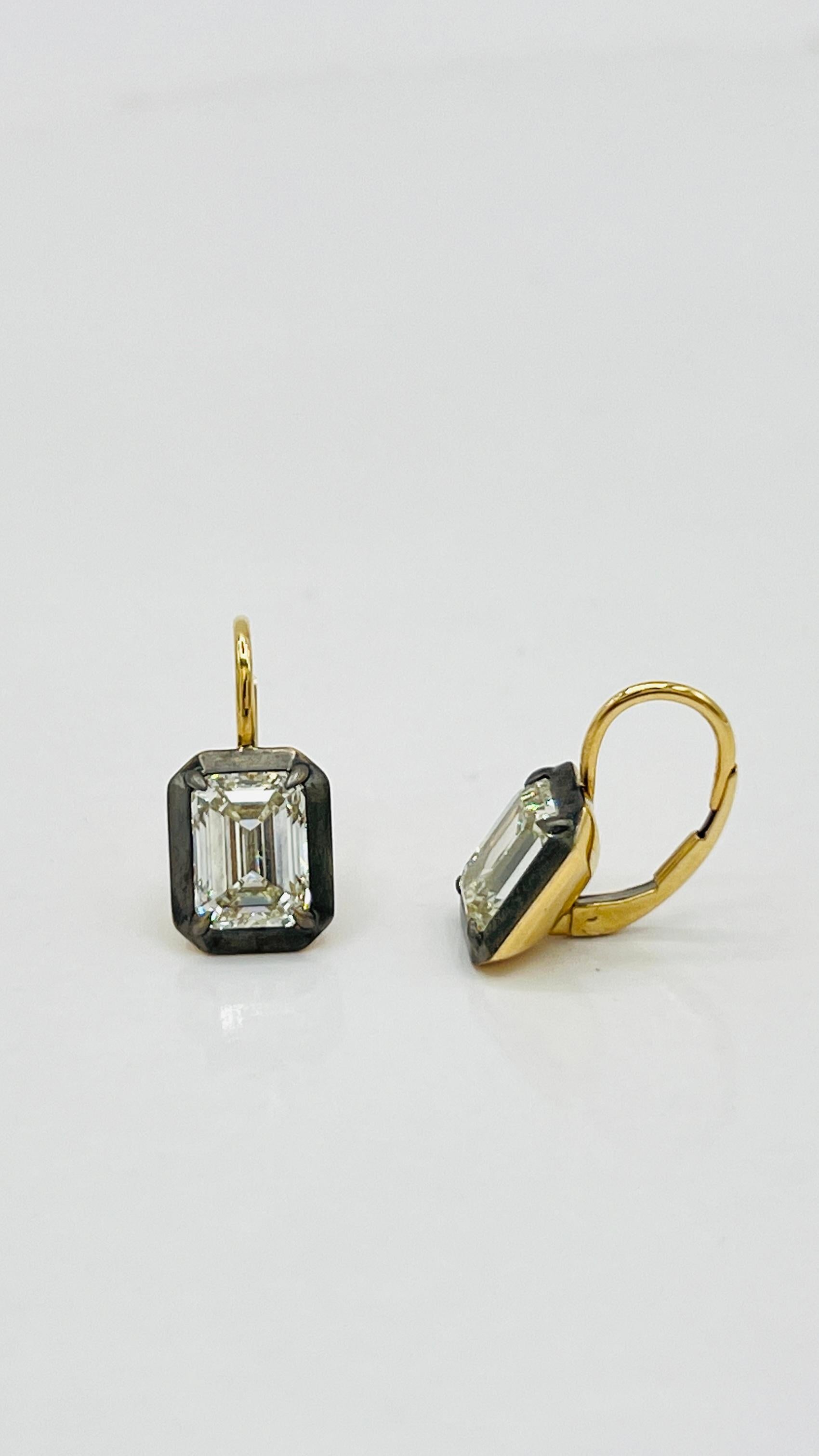 GIA Weißer Diamant im Smaragdschliff 2 Karat Jede Ohrhänger in 18K im Angebot 3