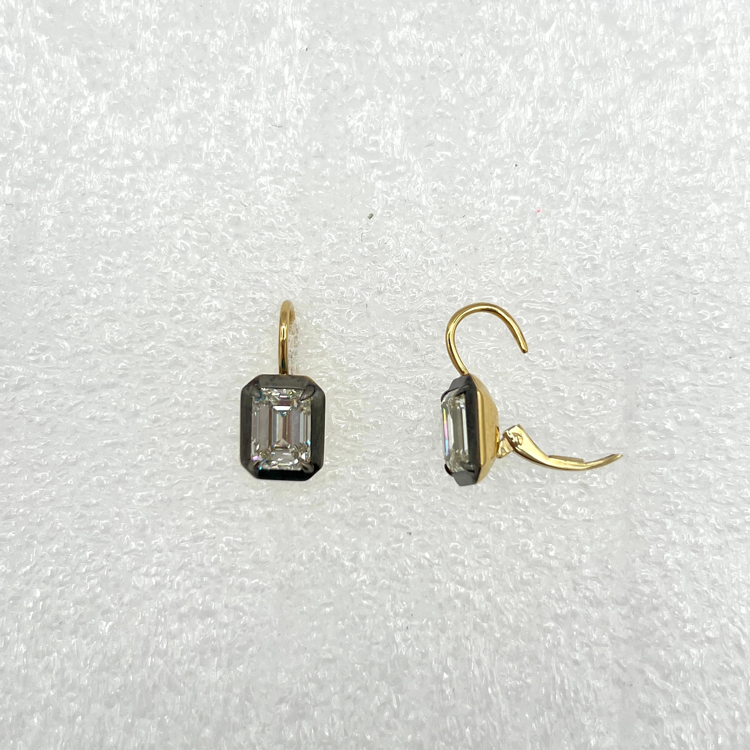 GIA Weißer Diamant im Smaragdschliff 2 Karat Jede Ohrhänger in 18K im Angebot 4