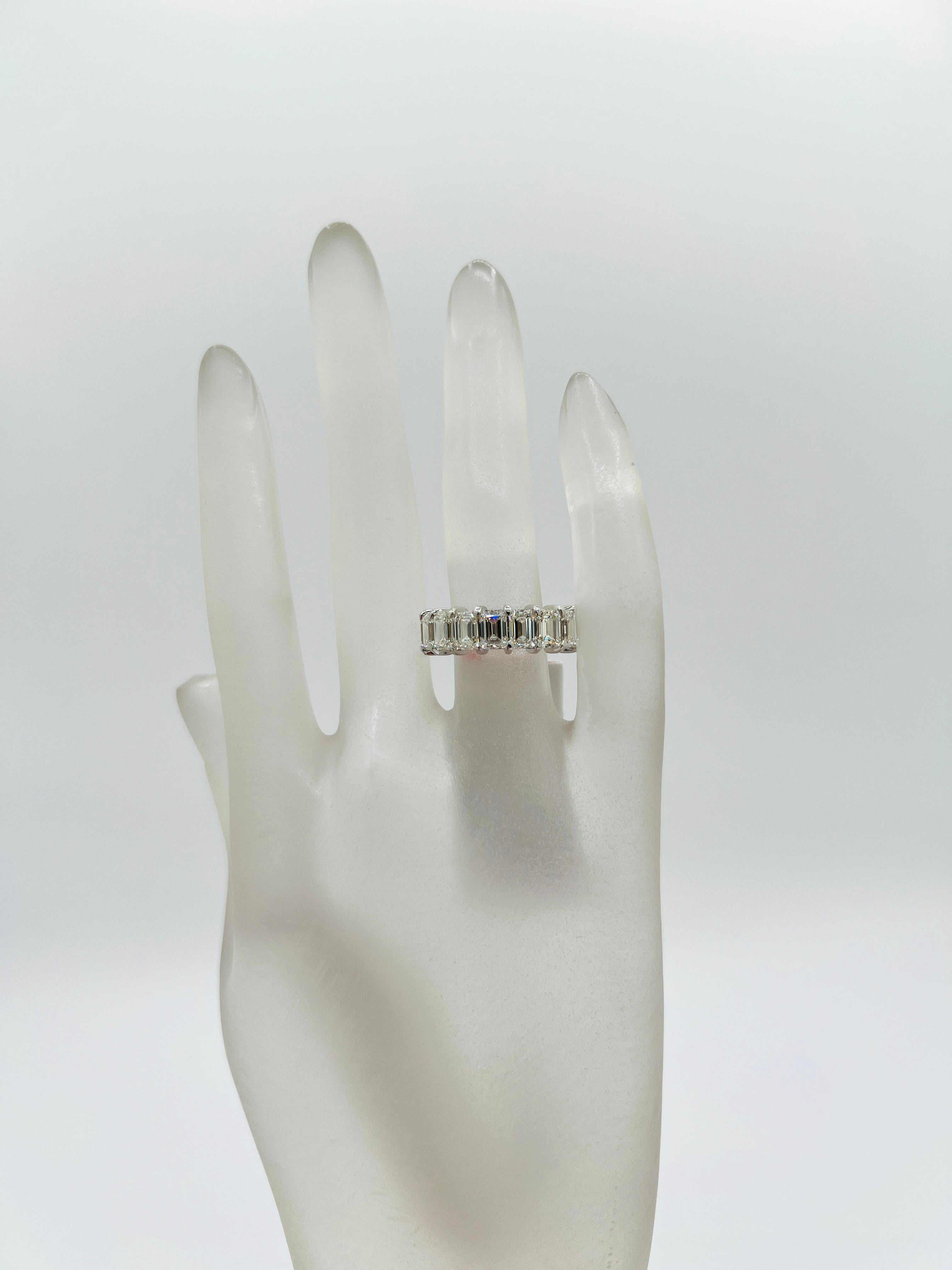 Precioso 8,00 ct. HI VVS-SI diamantes blancos talla esmeralda y redondos.  Esta banda es perfecta para los que no se deciden entre las formas.  ¡Es una ganga porque te llevas dos bandas en una!  Hecho a mano en oro blanco de 18 quilates.  Total de