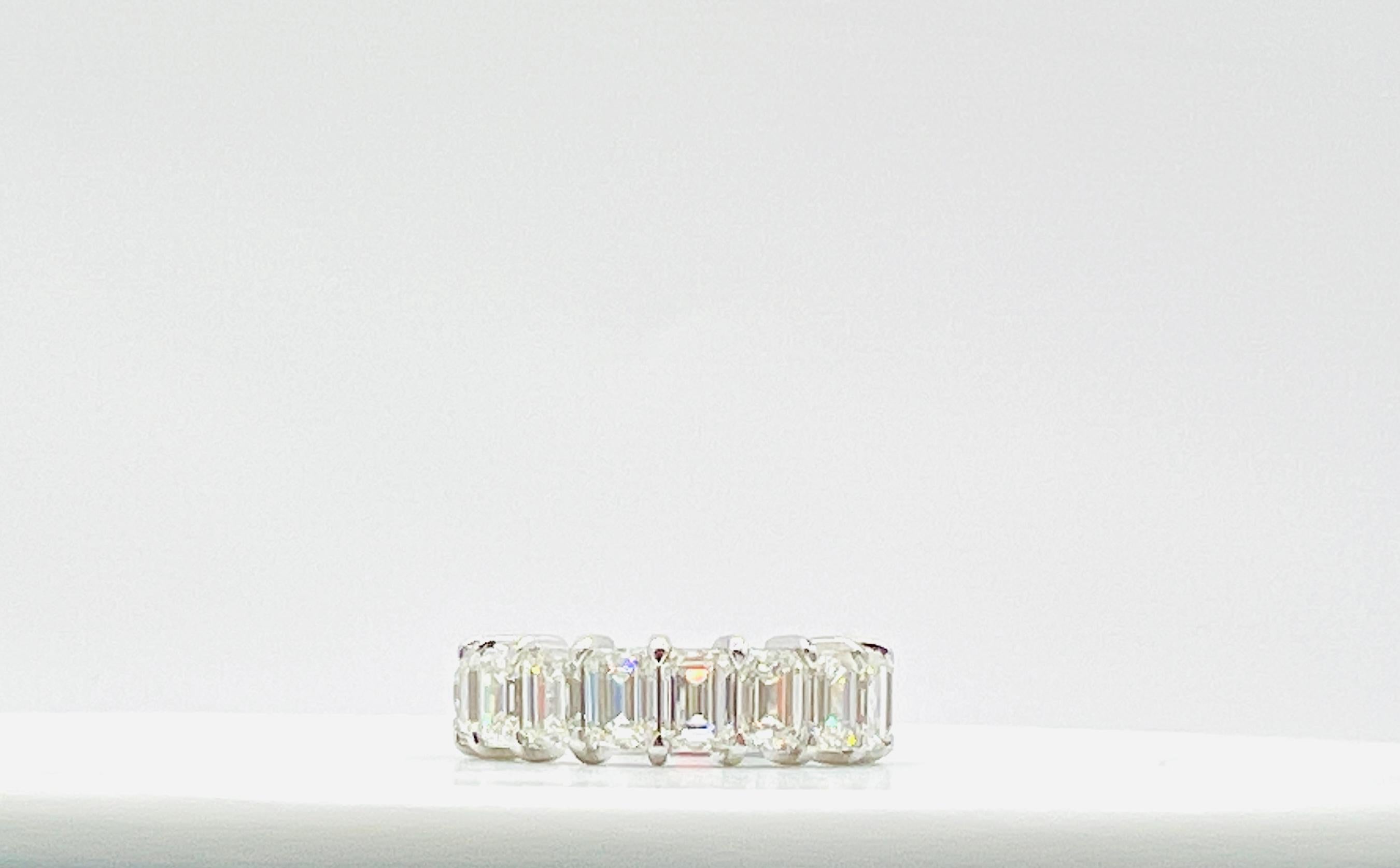 GIA Anillo de diamantes blancos talla esmeralda y redondos en oro blanco de 18 quilates Corte esmeralda en venta