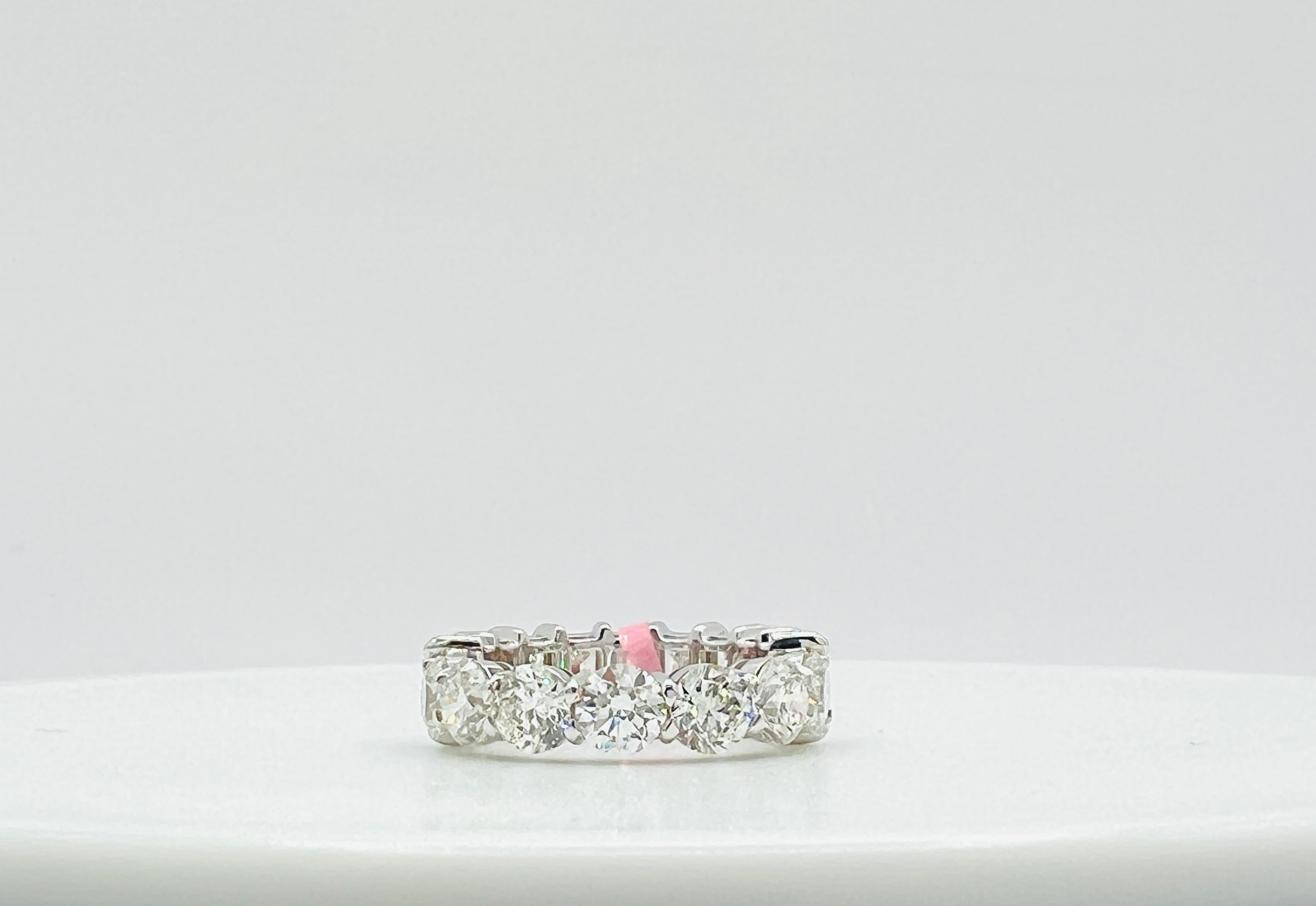 GIA Anillo de diamantes blancos talla esmeralda y redondos en oro blanco de 18 quilates en Nuevo estado para la venta en Los Angeles, CA