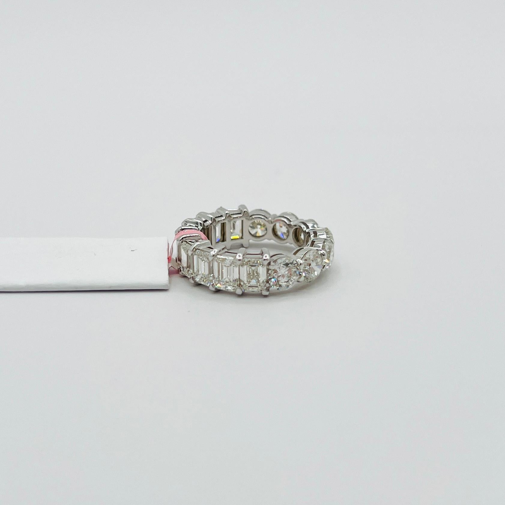 Femenino o masculino GIA Anillo de diamantes blancos talla esmeralda y redondos en oro blanco de 18 quilates en venta