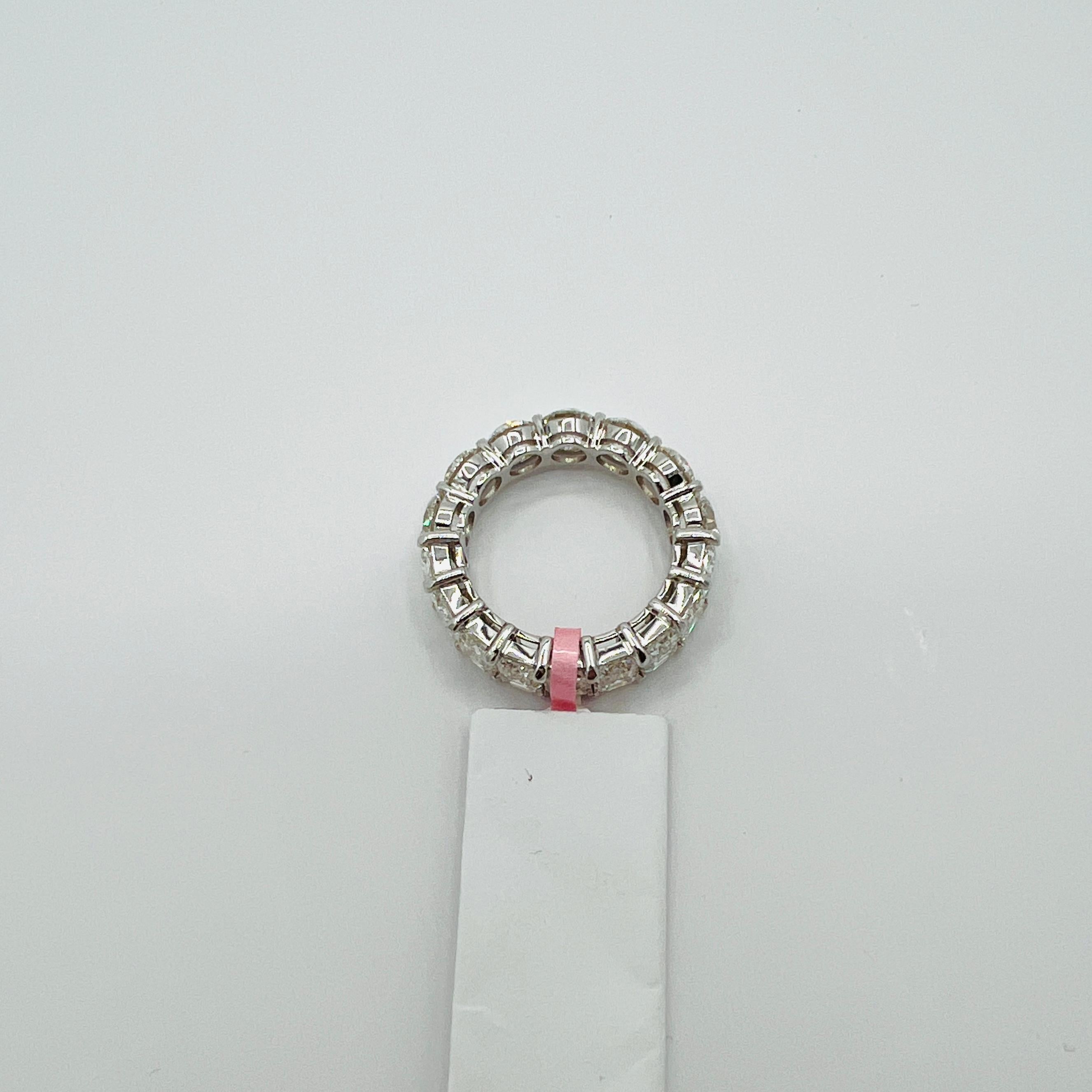 GIA Anillo de diamantes blancos talla esmeralda y redondos en oro blanco de 18 quilates en venta 1