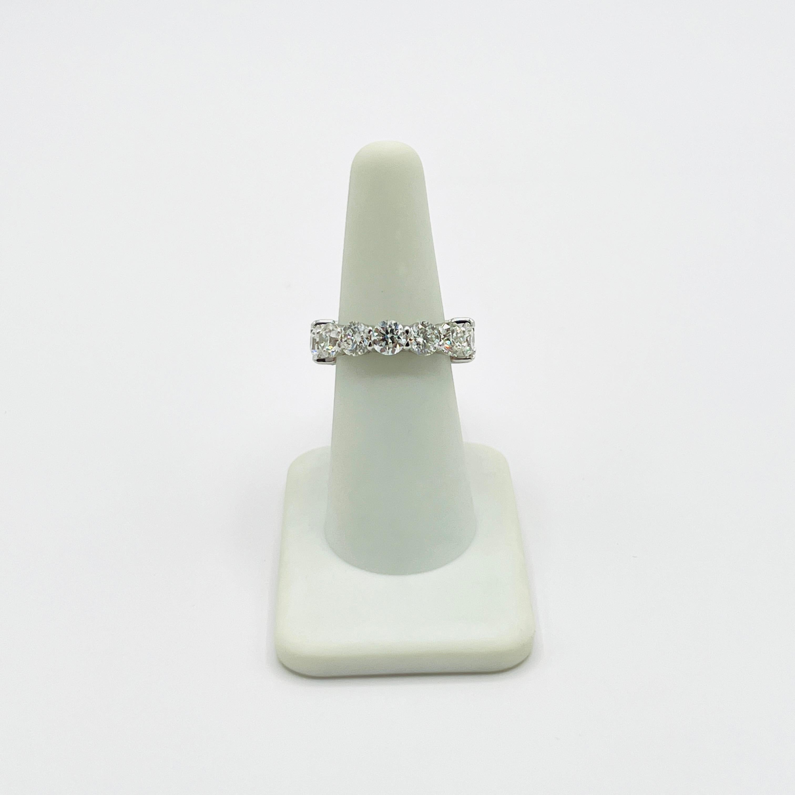 GIA Anillo de diamantes blancos talla esmeralda y redondos en oro blanco de 18 quilates en venta 2