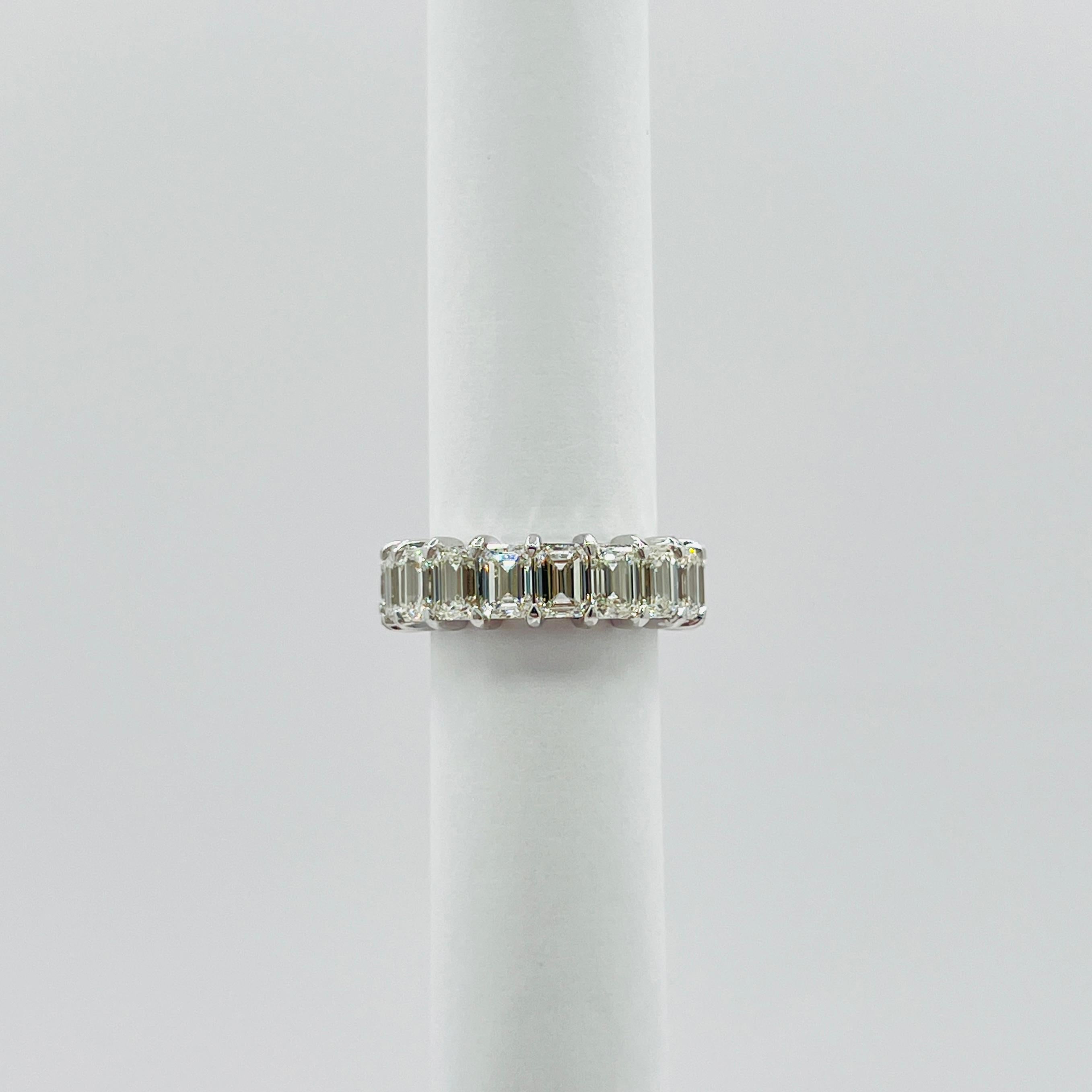 GIA Anillo de diamantes blancos talla esmeralda y redondos en oro blanco de 18 quilates en venta 3