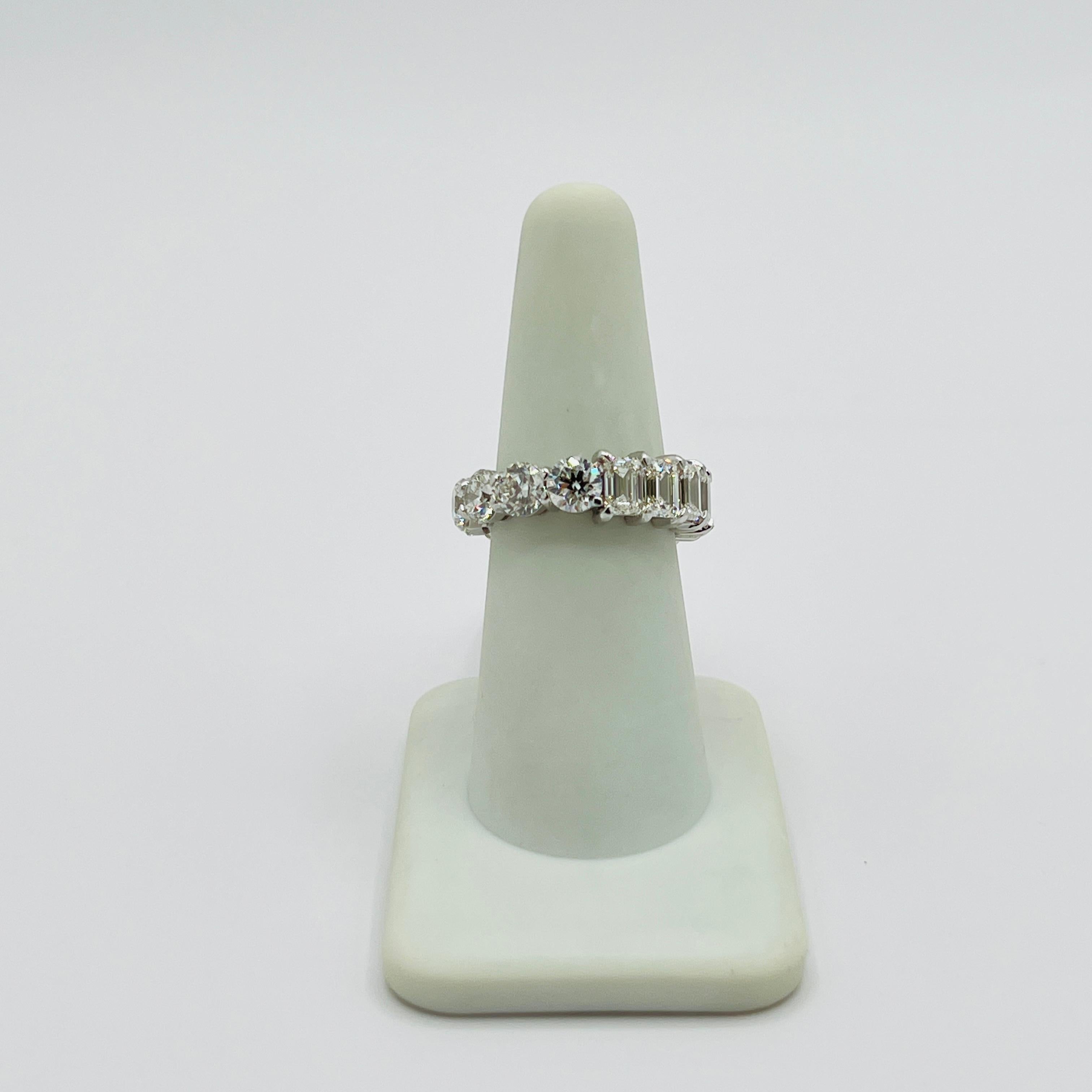 GIA Anillo de diamantes blancos talla esmeralda y redondos en oro blanco de 18 quilates en venta 4