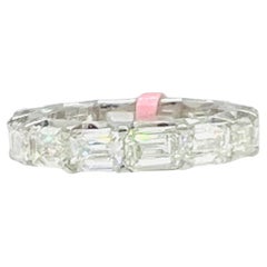 Bague d'éternité en or blanc 18 carats avec diamant blanc GIA et taille émeraude