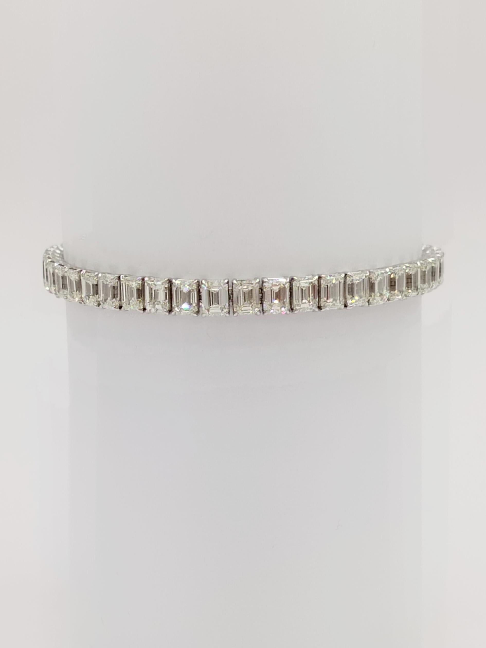 Bracelet tennis en or blanc 18 carats avec diamants blancs taille émeraude certifiés GIA Unisexe en vente