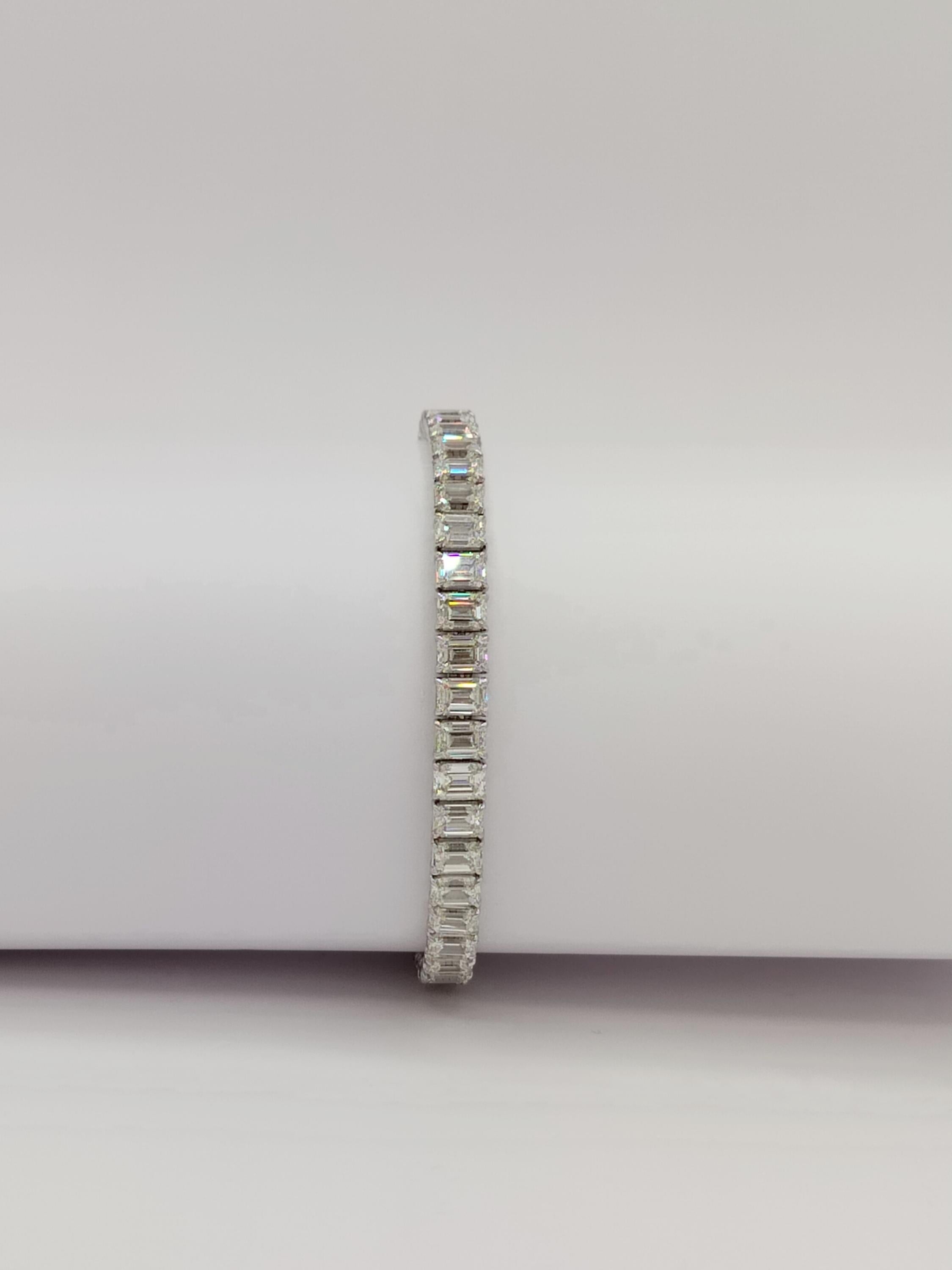 Bracelet tennis en or blanc 18 carats avec diamants blancs taille émeraude certifiés GIA en vente 3
