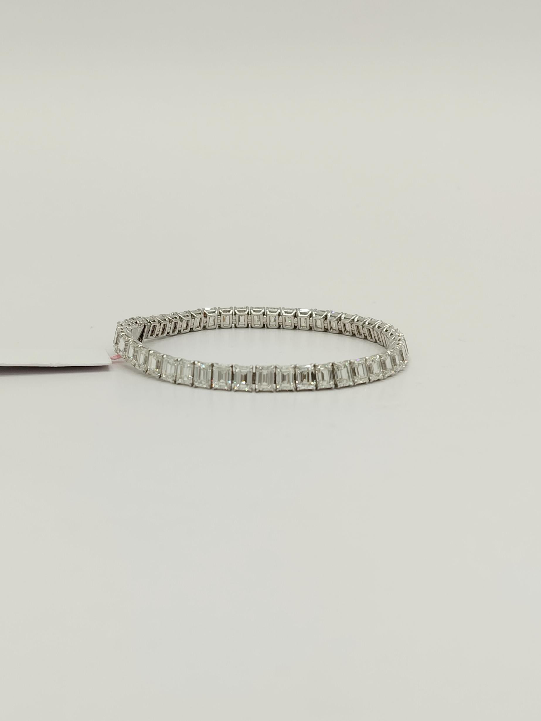 Bracelet tennis en or blanc 18 carats avec diamants blancs taille émeraude certifiés GIA en vente 4