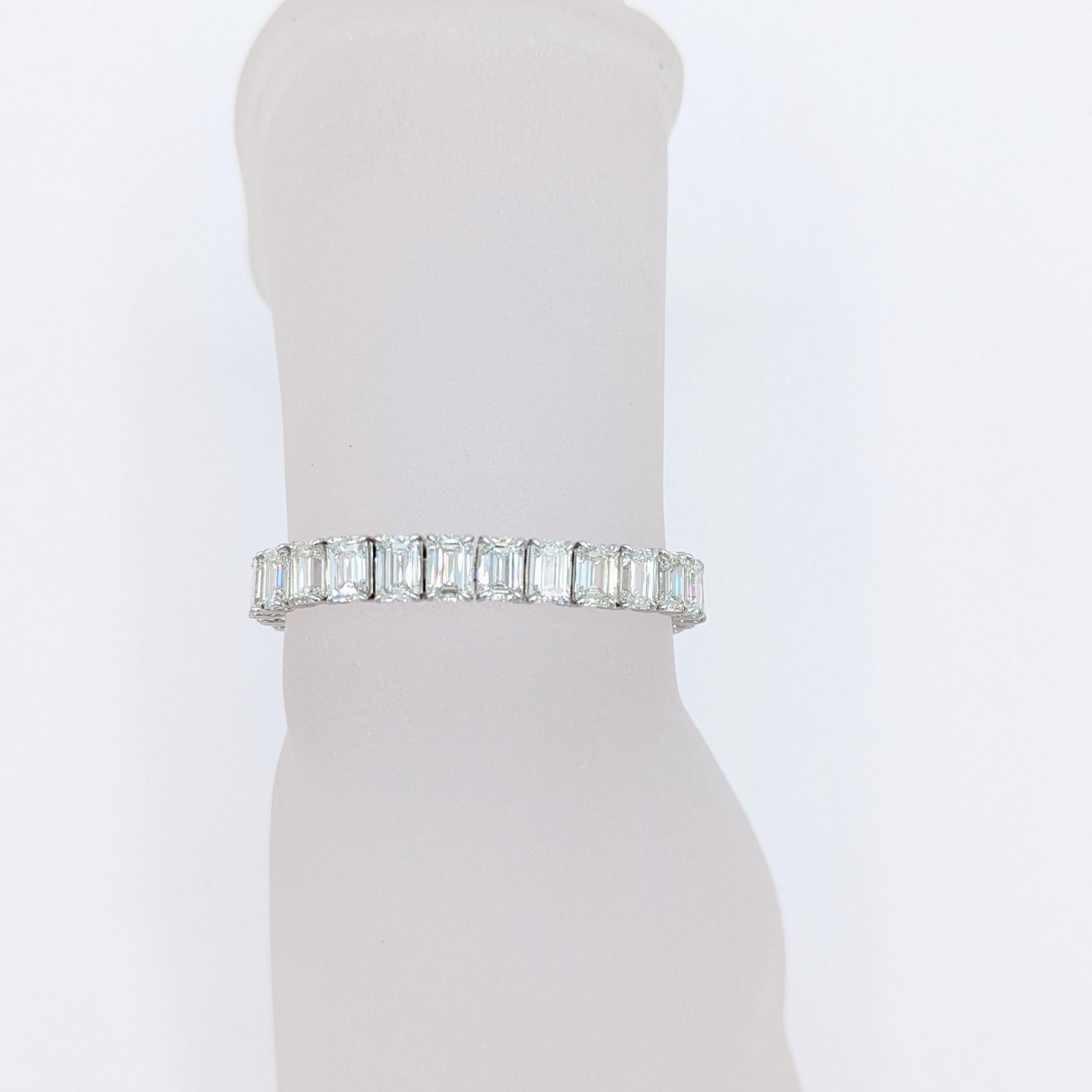 GIA White Diamond Emerald Cut Tennis Bracelet in Platinum In New Condition For Sale In Los Angeles, CA
