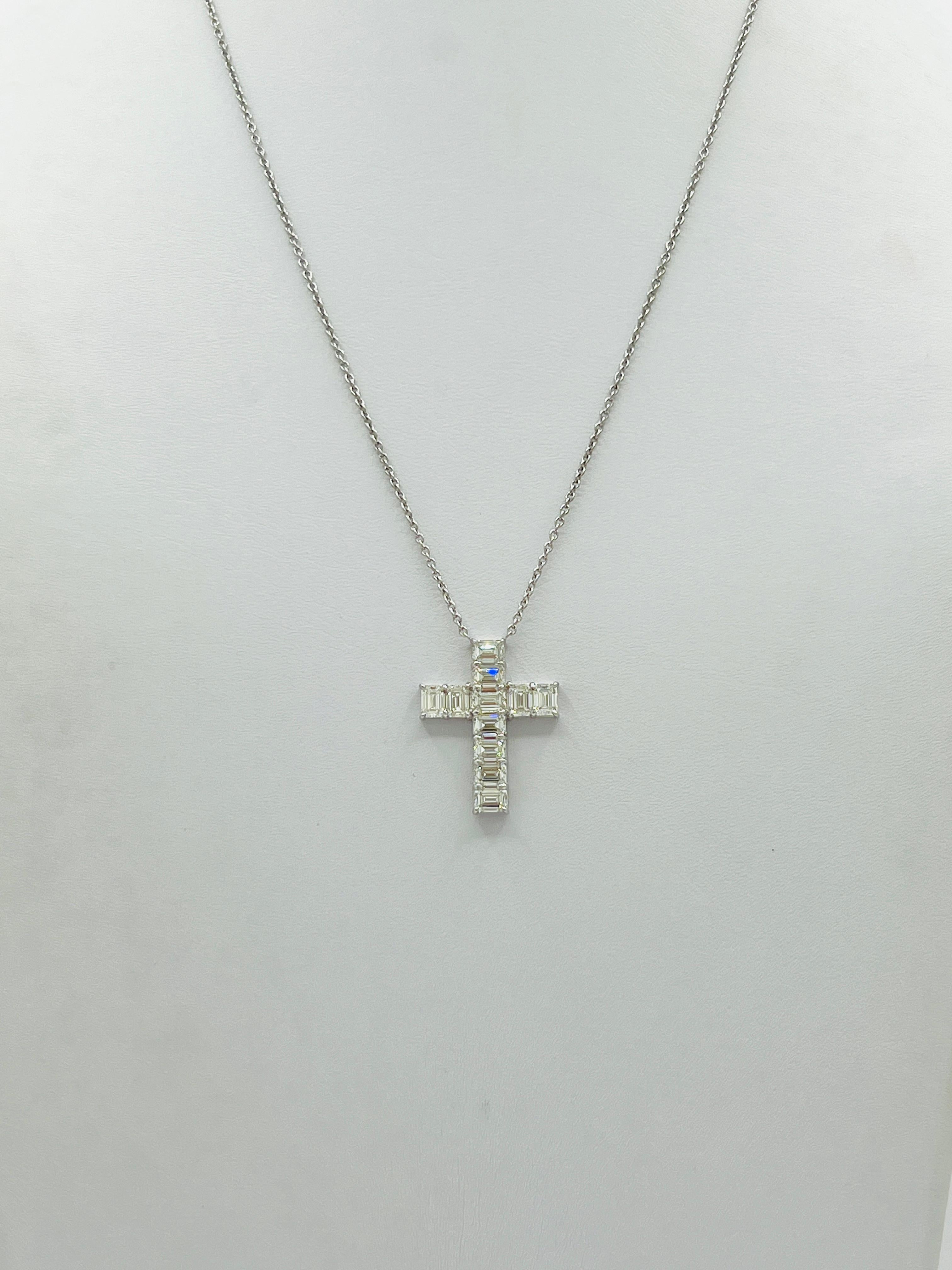 Collier croix en or blanc 18 carats avec diamants blancs taille émeraude de 0,30 carat, certifiés GIA Neuf - En vente à Los Angeles, CA