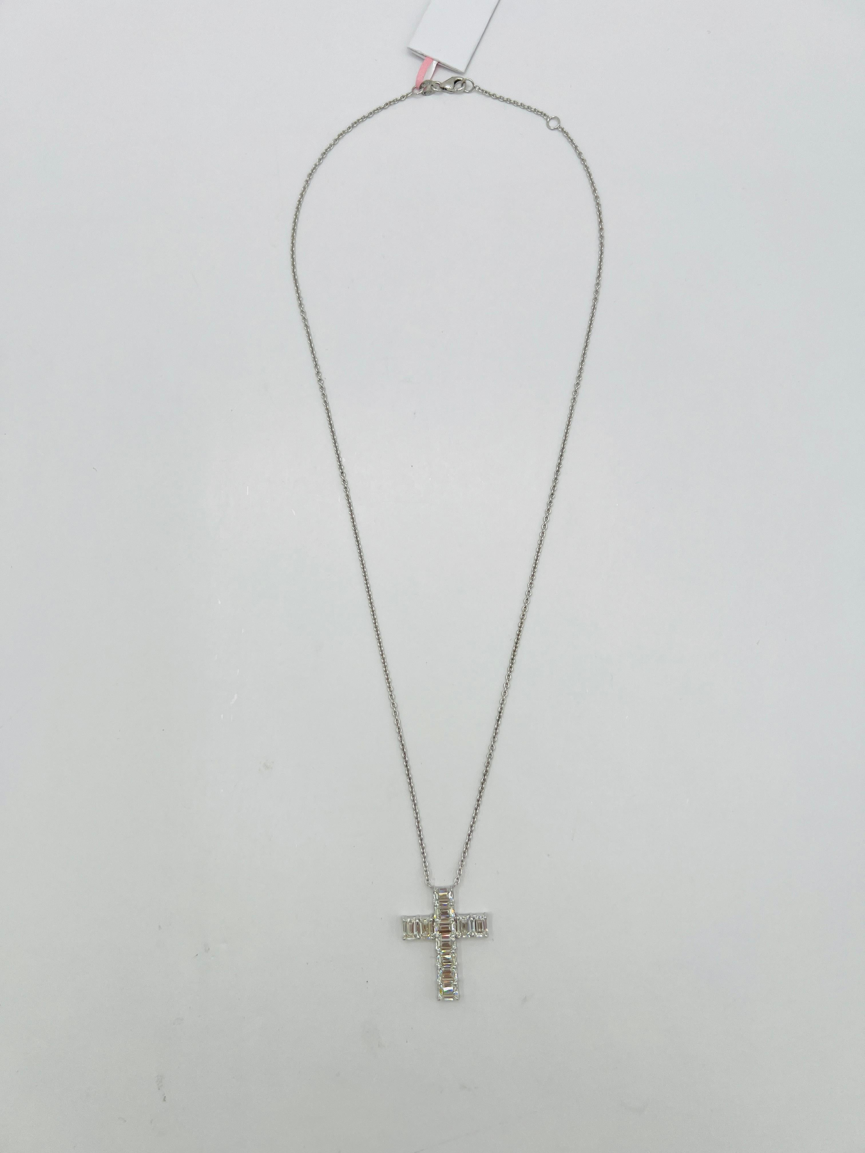 Collier croix en or blanc 18 carats avec diamants blancs taille émeraude de 0,30 carat, certifiés GIA Unisexe en vente