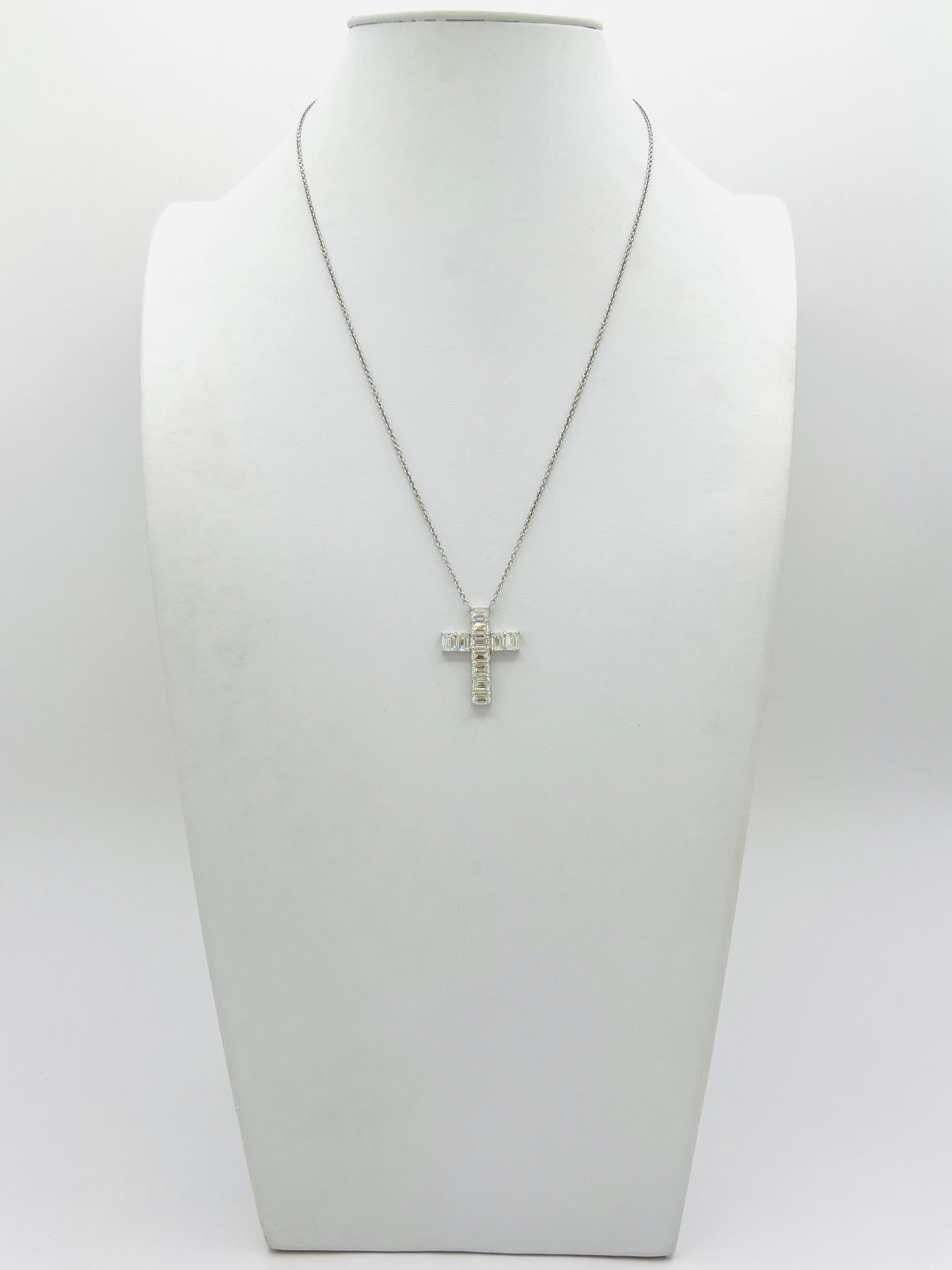 Collier croix en or blanc 18 carats avec diamants blancs taille émeraude de 0,30 carat, certifiés GIA en vente 1