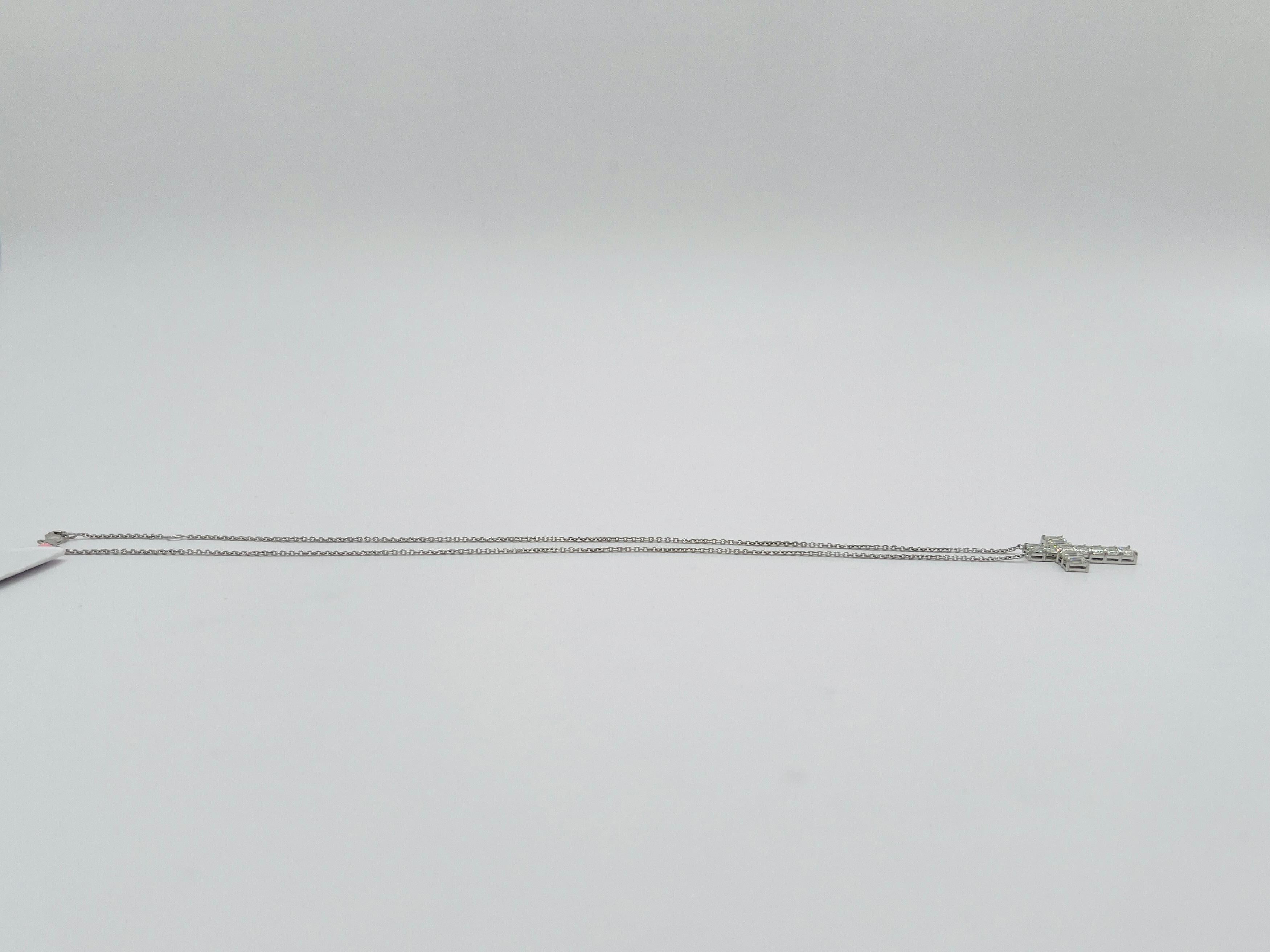 Collier croix en or blanc 18 carats avec diamants blancs taille émeraude de 0,30 carat, certifiés GIA en vente 2