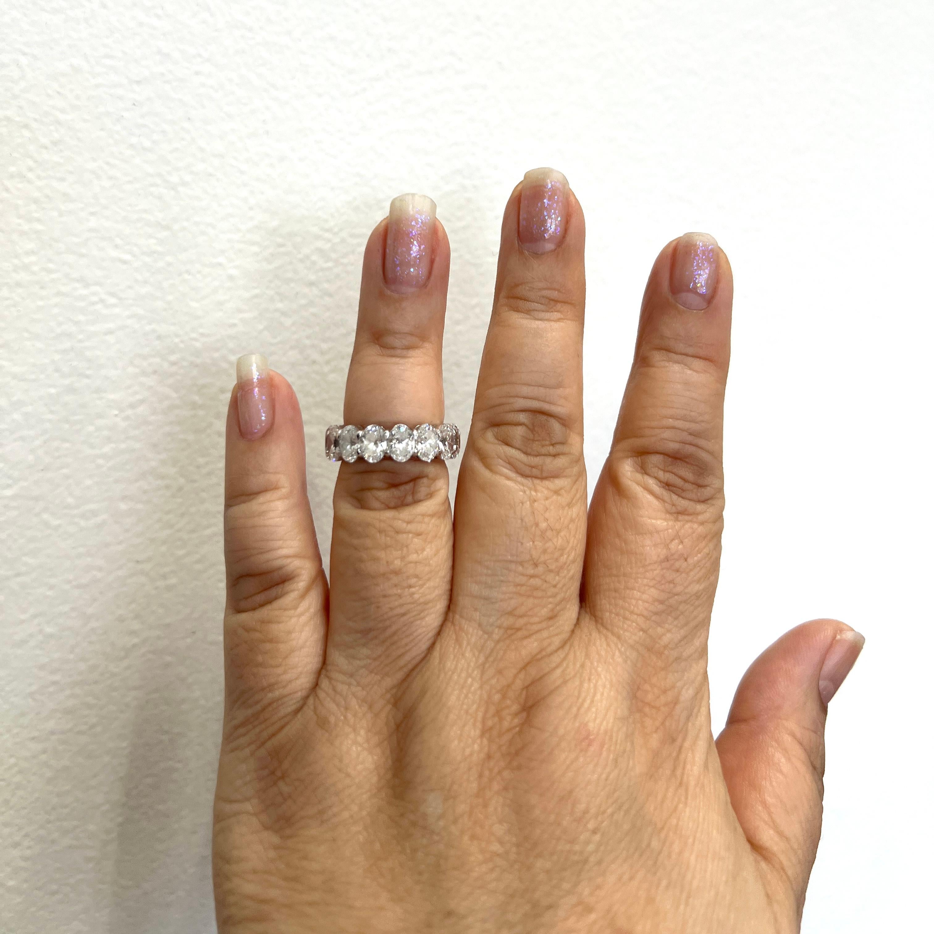 Bellissimo esemplare da 7,53 ct. EFG SI1-SI2 ovali di diamanti bianchi.  Un totale di 15 pietre, ognuna delle quali ha un peso di 0,50 ct.  Realizzato a mano in oro bianco 18 carati.  Anello misura 6,5.  I certificati GIA di ogni pietra sono inclusi.