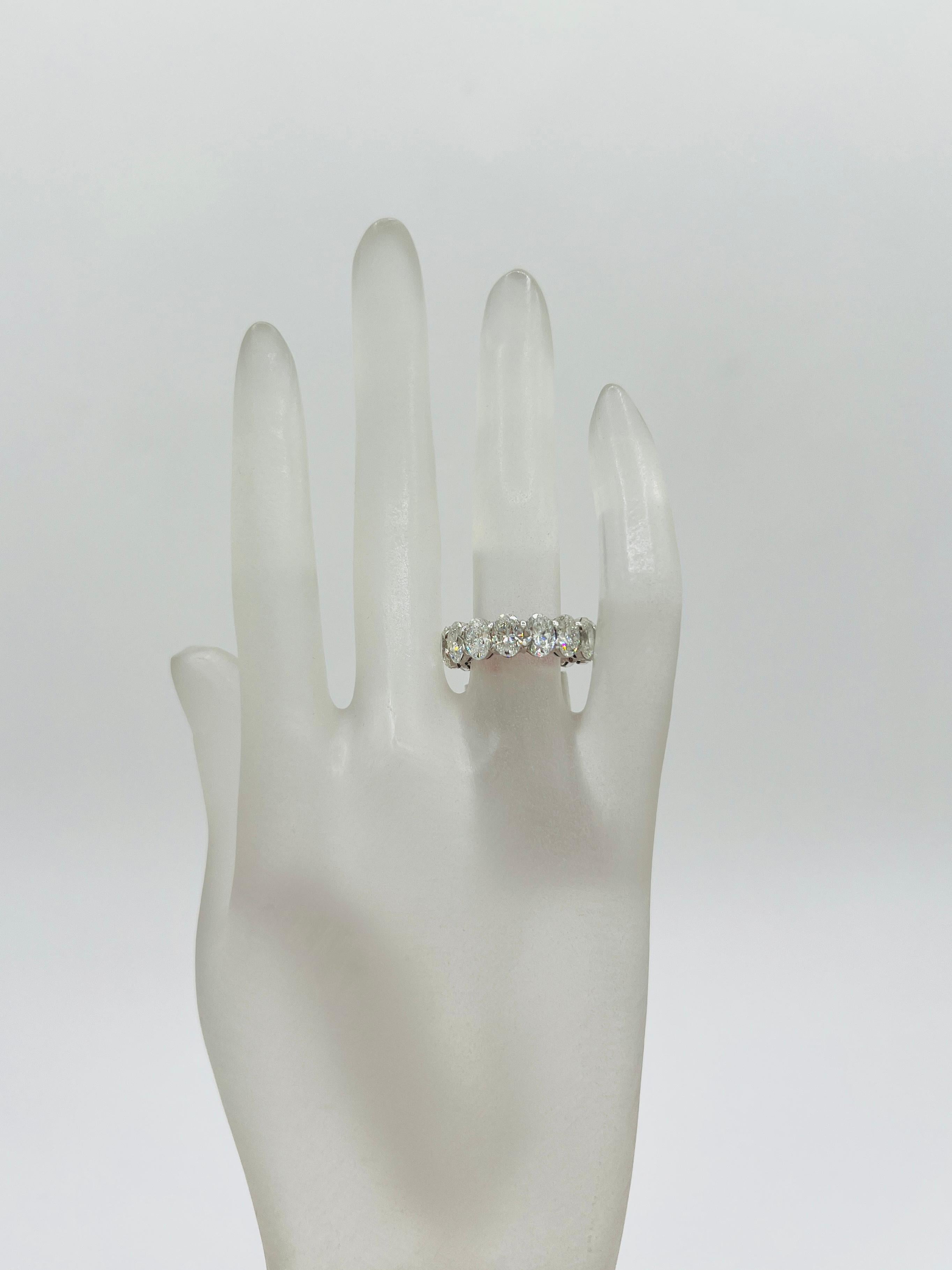 Taglio ovale Anello a fascia per l'eternità con diamante bianco GIA da mezzo carato ciascuno in oro bianco 18 carati in vendita