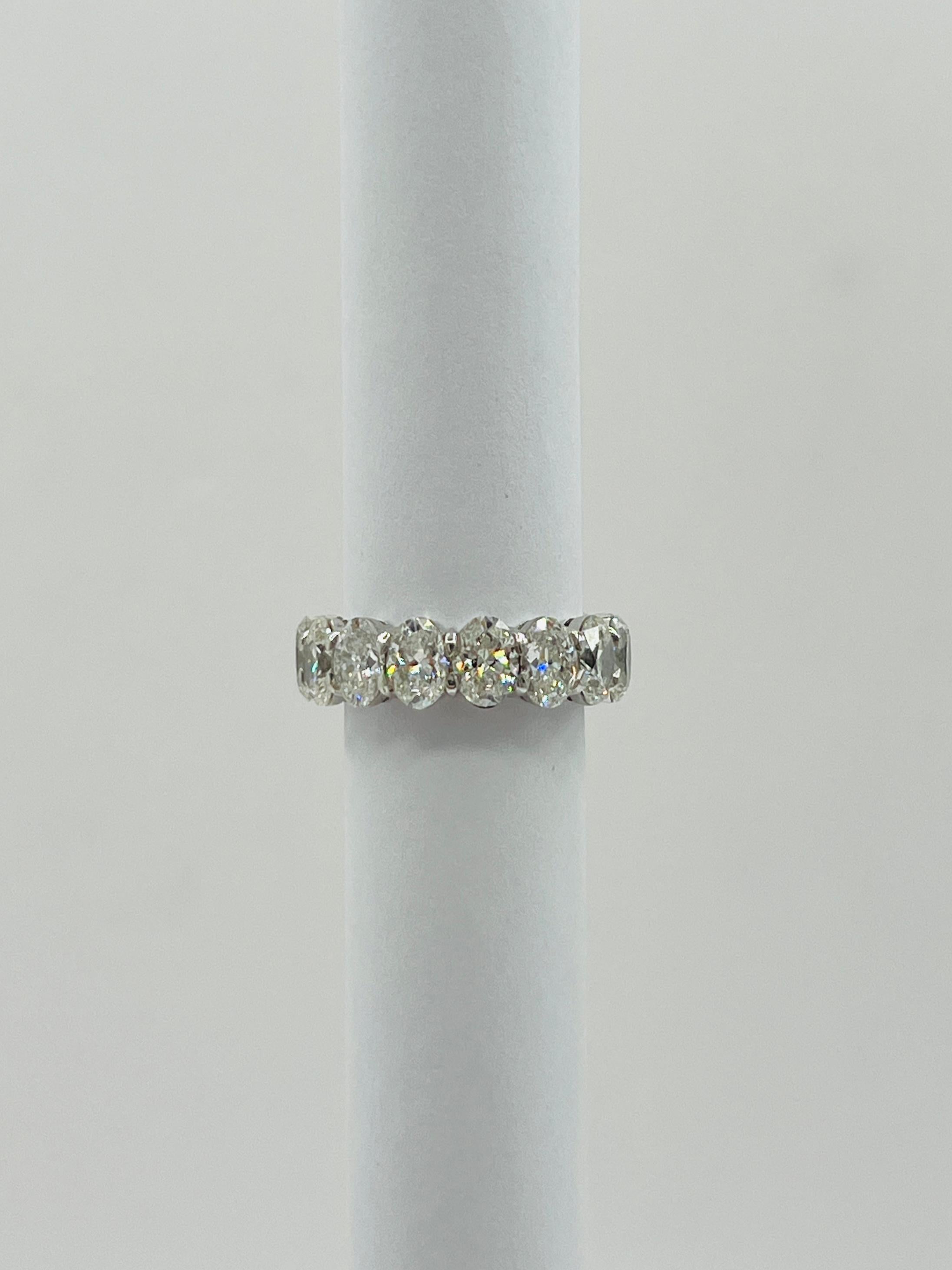 Anello a fascia per l'eternità con diamante bianco GIA da mezzo carato ciascuno in oro bianco 18 carati In condizioni Nuovo in vendita a Los Angeles, CA