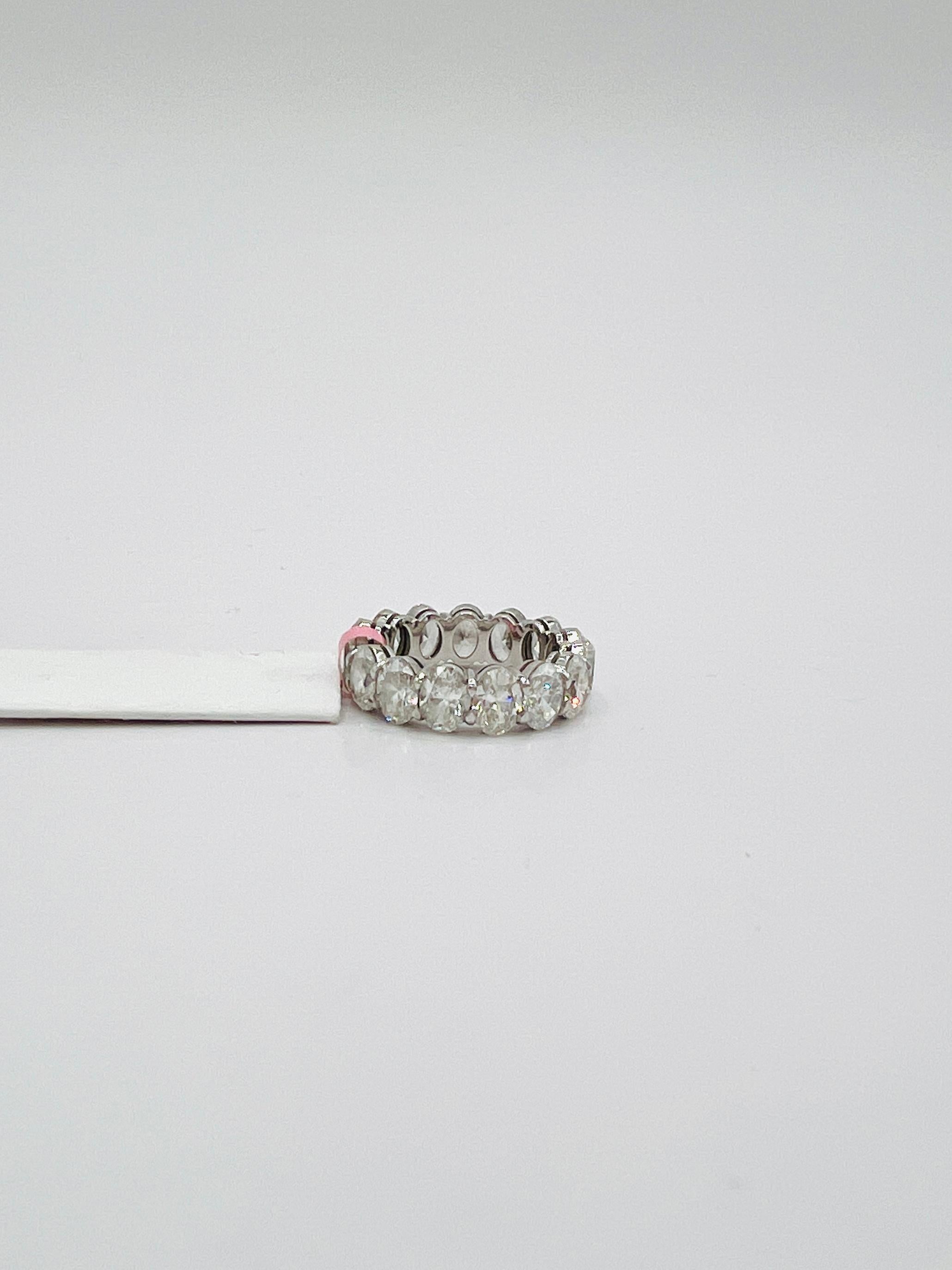 Anello a fascia per l'eternità con diamante bianco GIA da mezzo carato ciascuno in oro bianco 18 carati in vendita 1