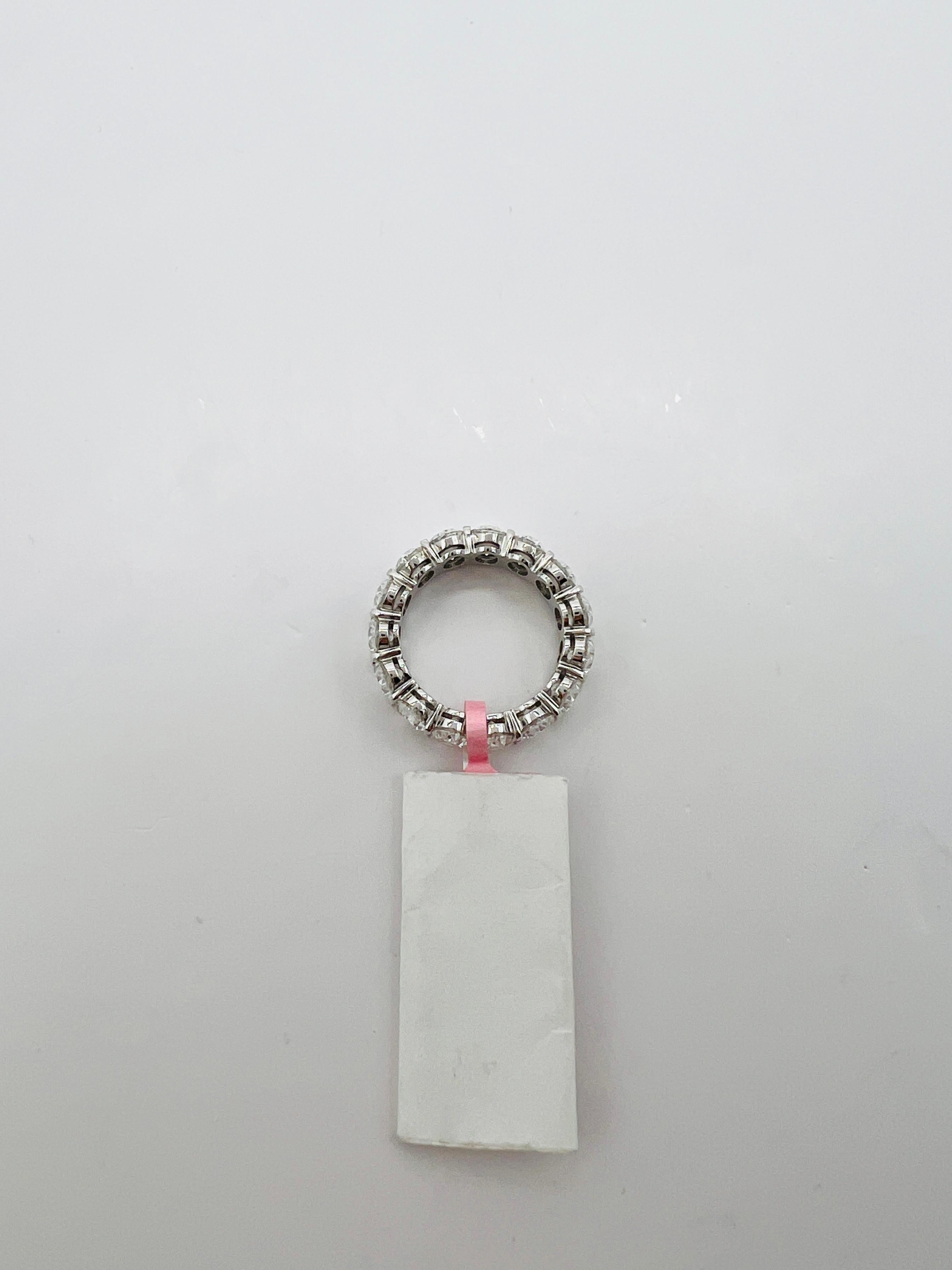 Anello a fascia per l'eternità con diamante bianco GIA da mezzo carato ciascuno in oro bianco 18 carati in vendita 2