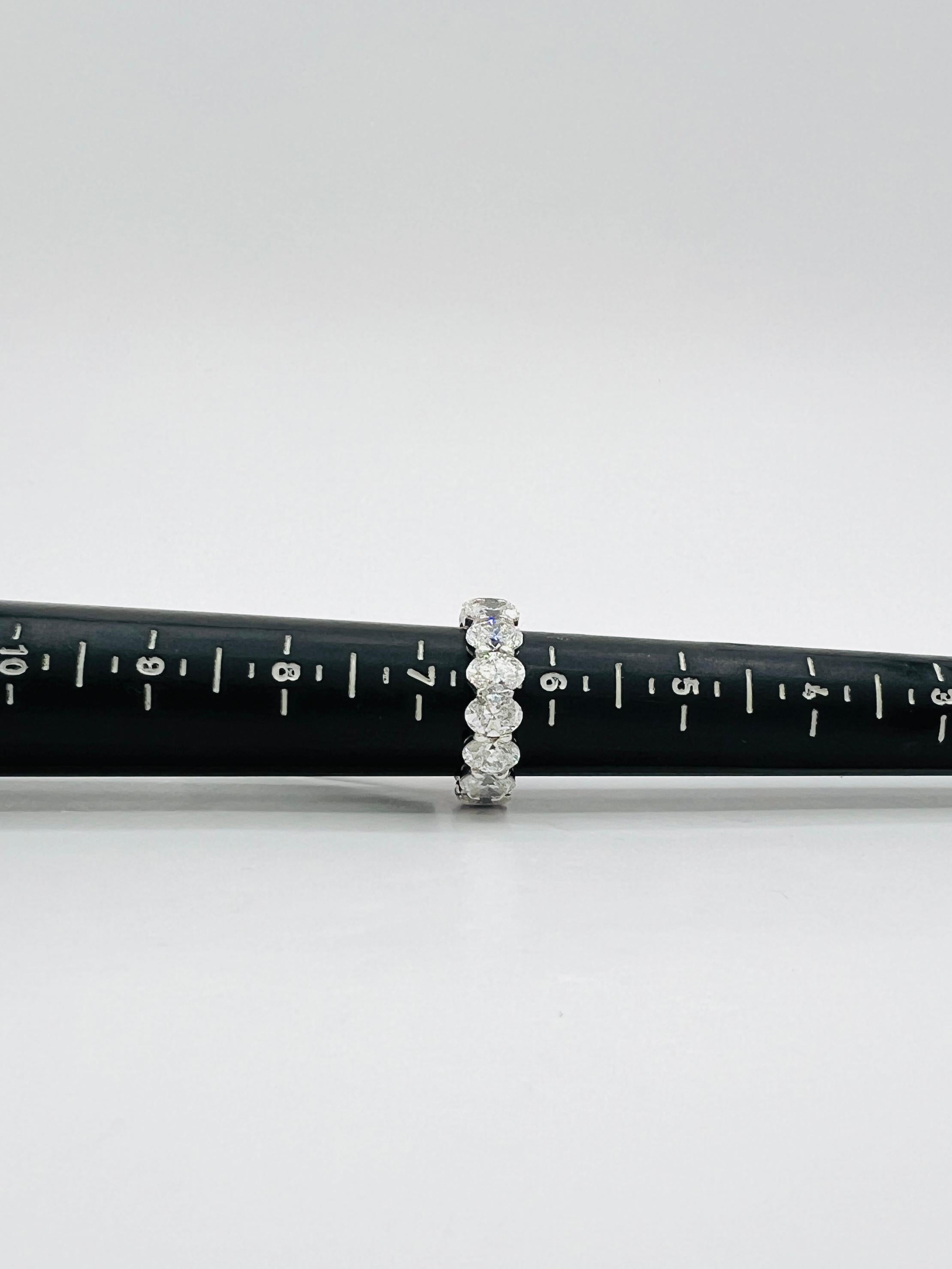 Anello a fascia per l'eternità con diamante bianco GIA da mezzo carato ciascuno in oro bianco 18 carati in vendita 4