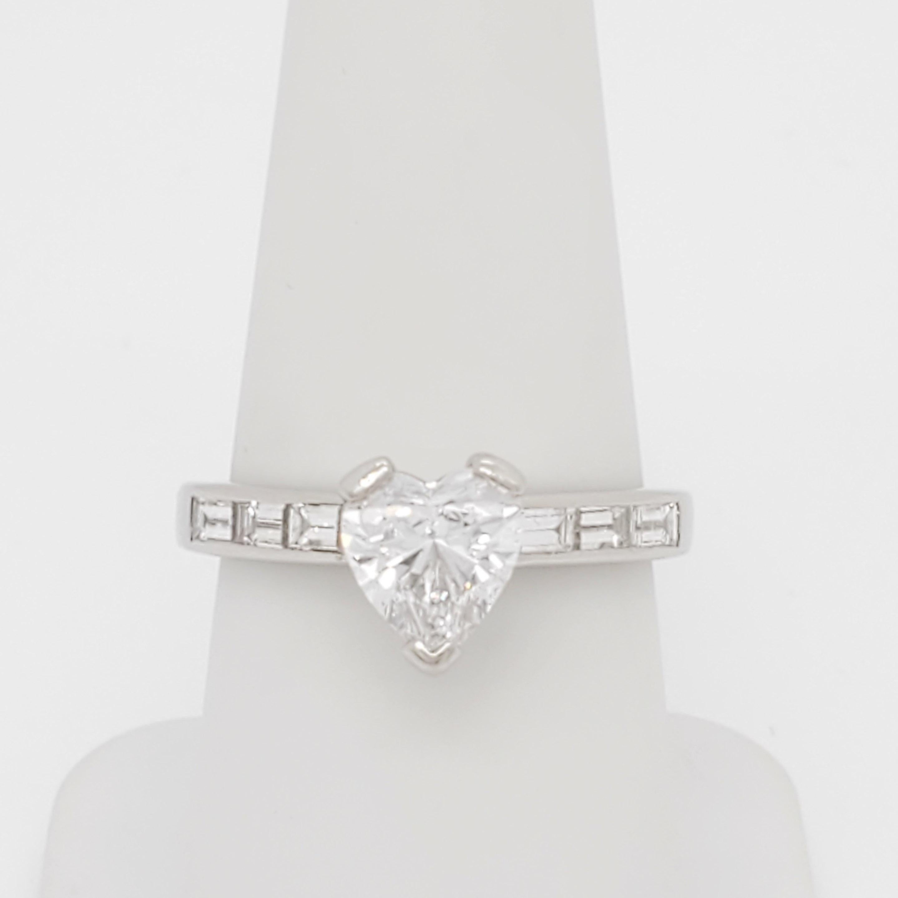 Wunderschöne 1,28 ct. GIA Diamant Herzform, D SI 1.  Der Ring hat 0,60 ct. weiße Diamantbaguetten von guter Qualität und ist handgefertigt aus Platin.  Die Ringgröße ist 7.  Ein GIA-Zertifikat liegt bei.