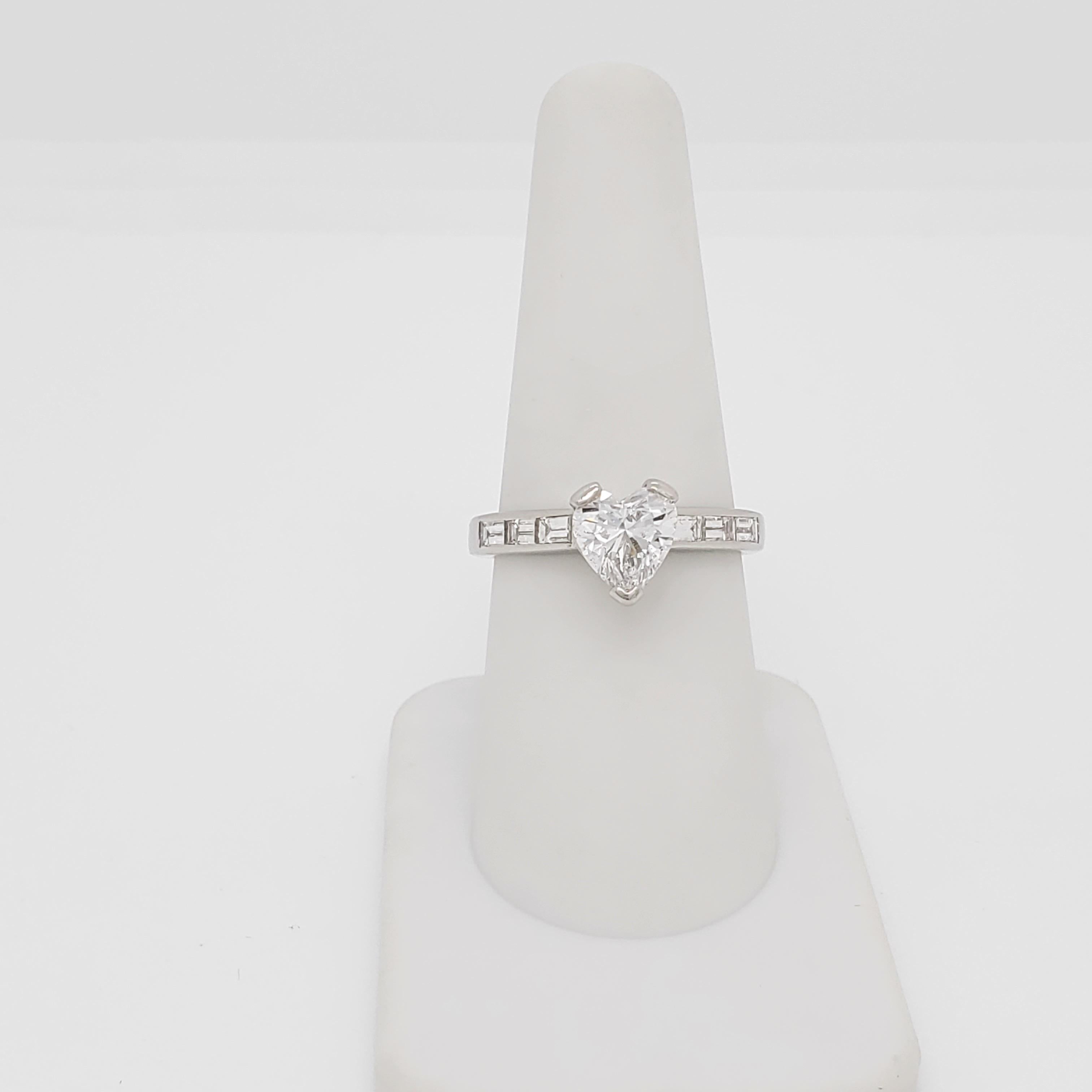 GIA Weißer Diamant-Herz-Brautring aus Platin mit Diamanten (Herzschliff) im Angebot