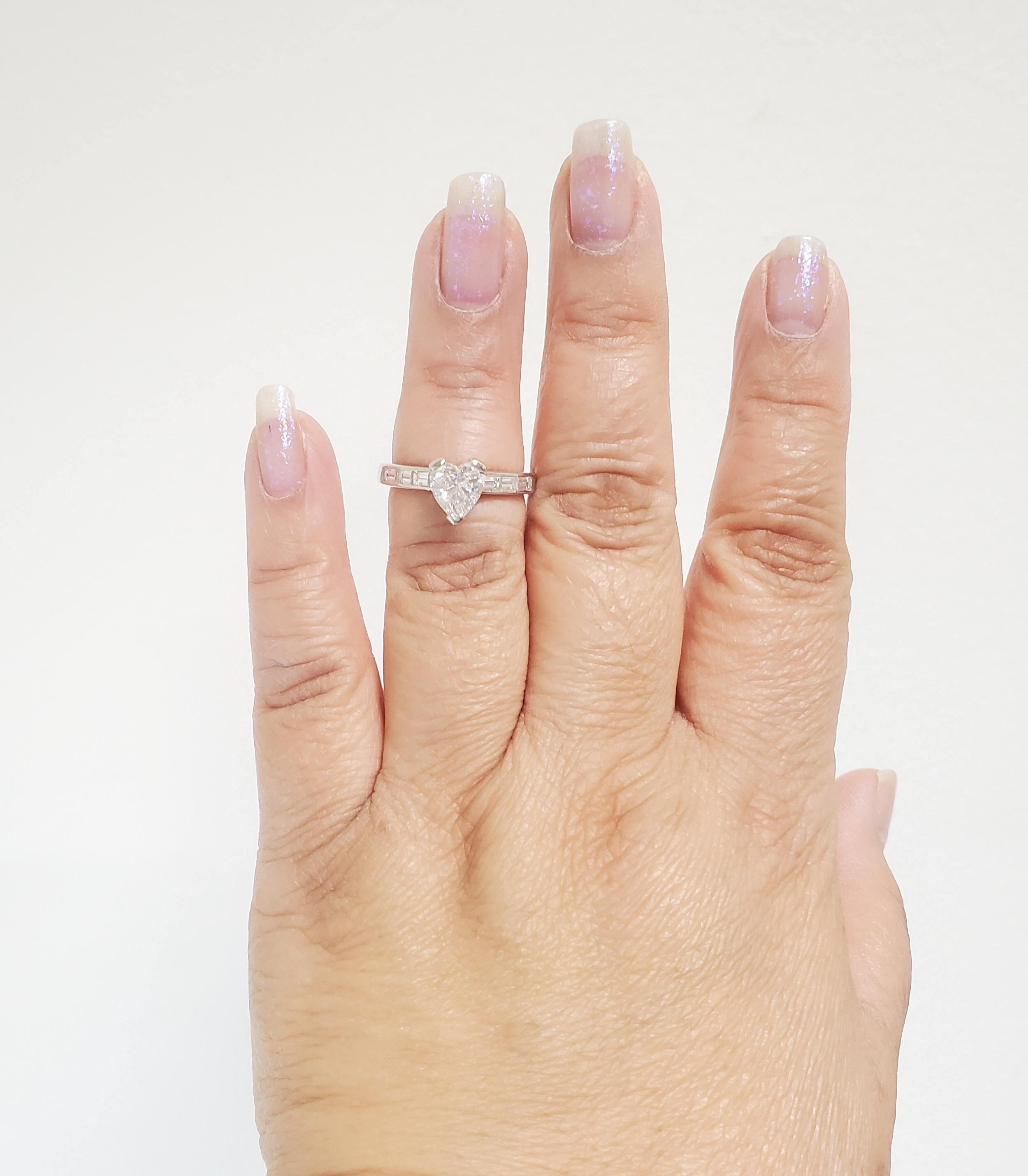 GIA Weißer Diamant-Herz-Brautring aus Platin mit Diamanten im Angebot 1