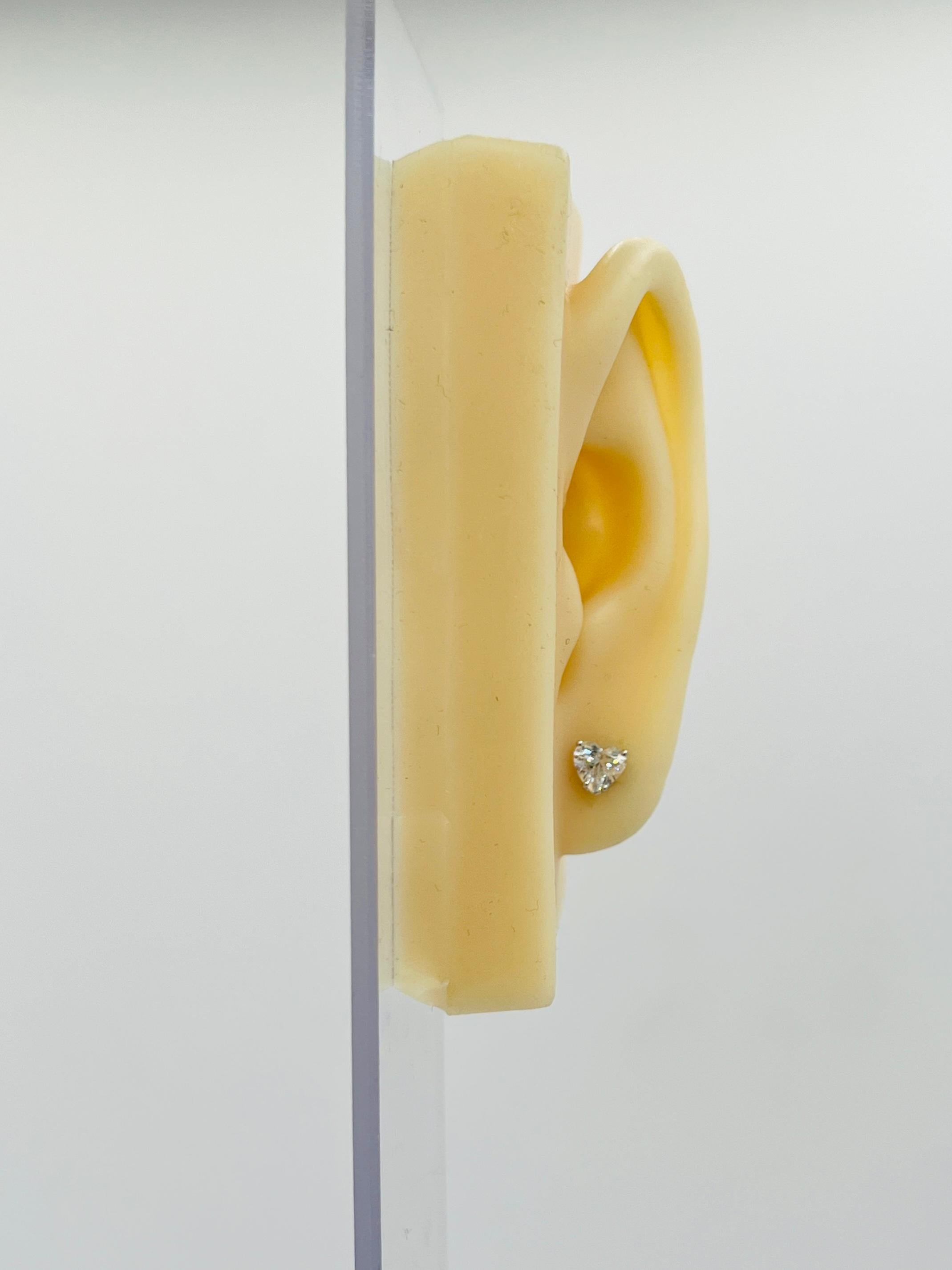 Bellissimo esemplare da 1,05 ct. Cuori di diamante bianco G VS2.  Realizzato a mano in oro bianco 18 carati.  Impostazione di spinta all'indietro.  Entrambe le pietre hanno il certificato GIA.
