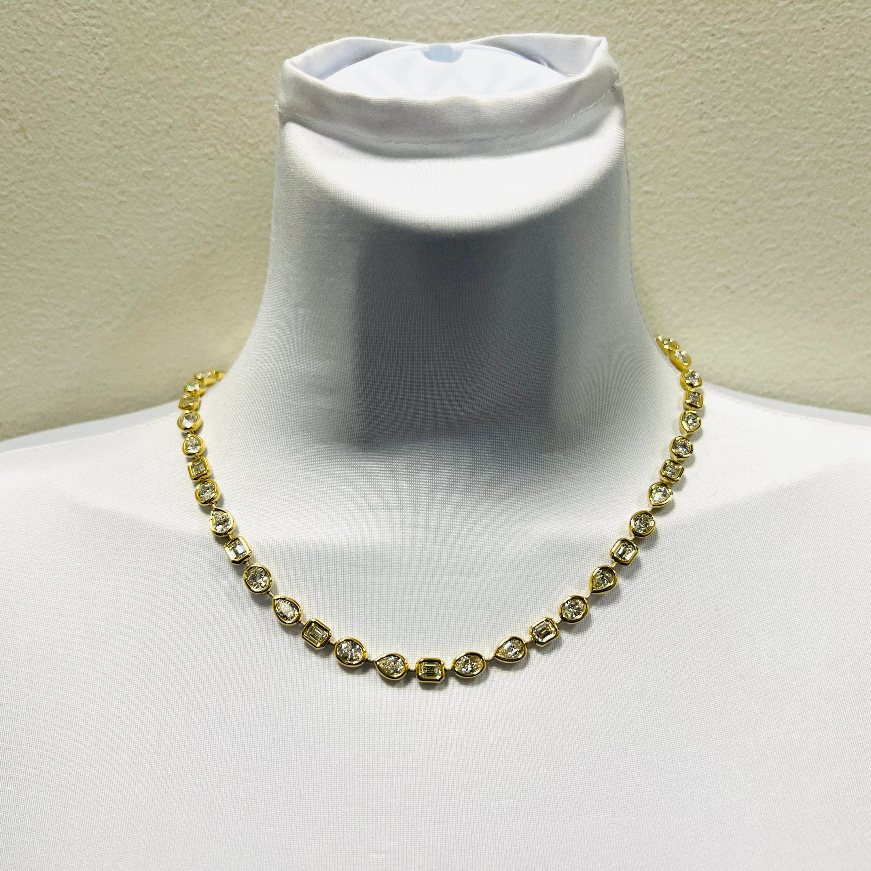 Superbe 19.98 ct. Diamants blancs GHI VVS-SI taillés en poire, en ovale et en émeraude.  Fabriqué à la main en or jaune 18k.  La longueur est de 16