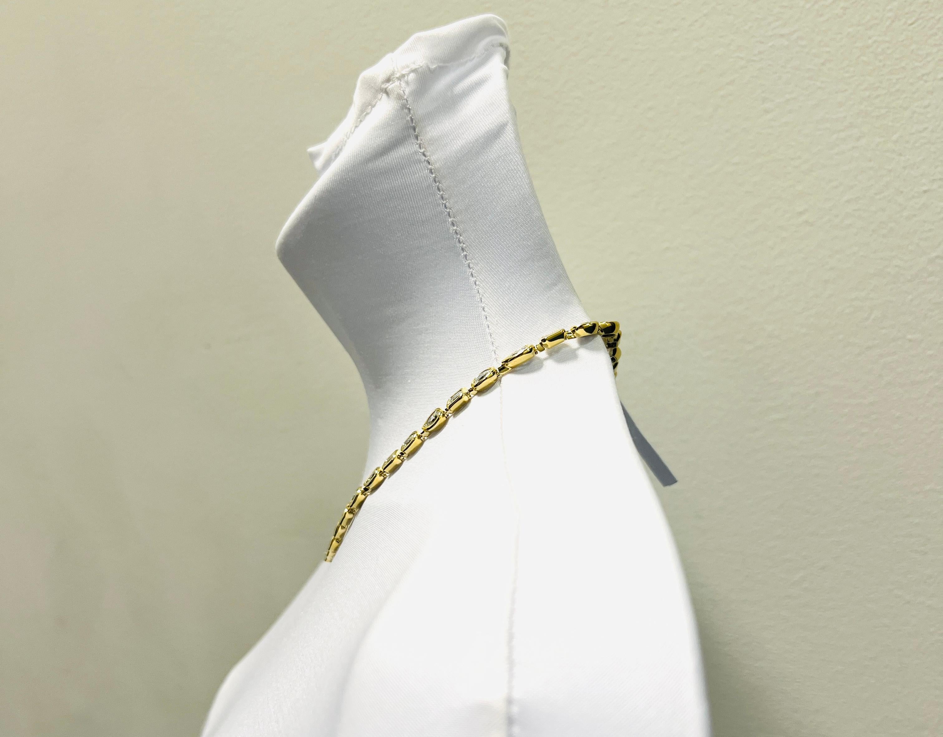 Taille poire Collier en or jaune 18 carats avec chaton East West et diamants blancs GIA en vente