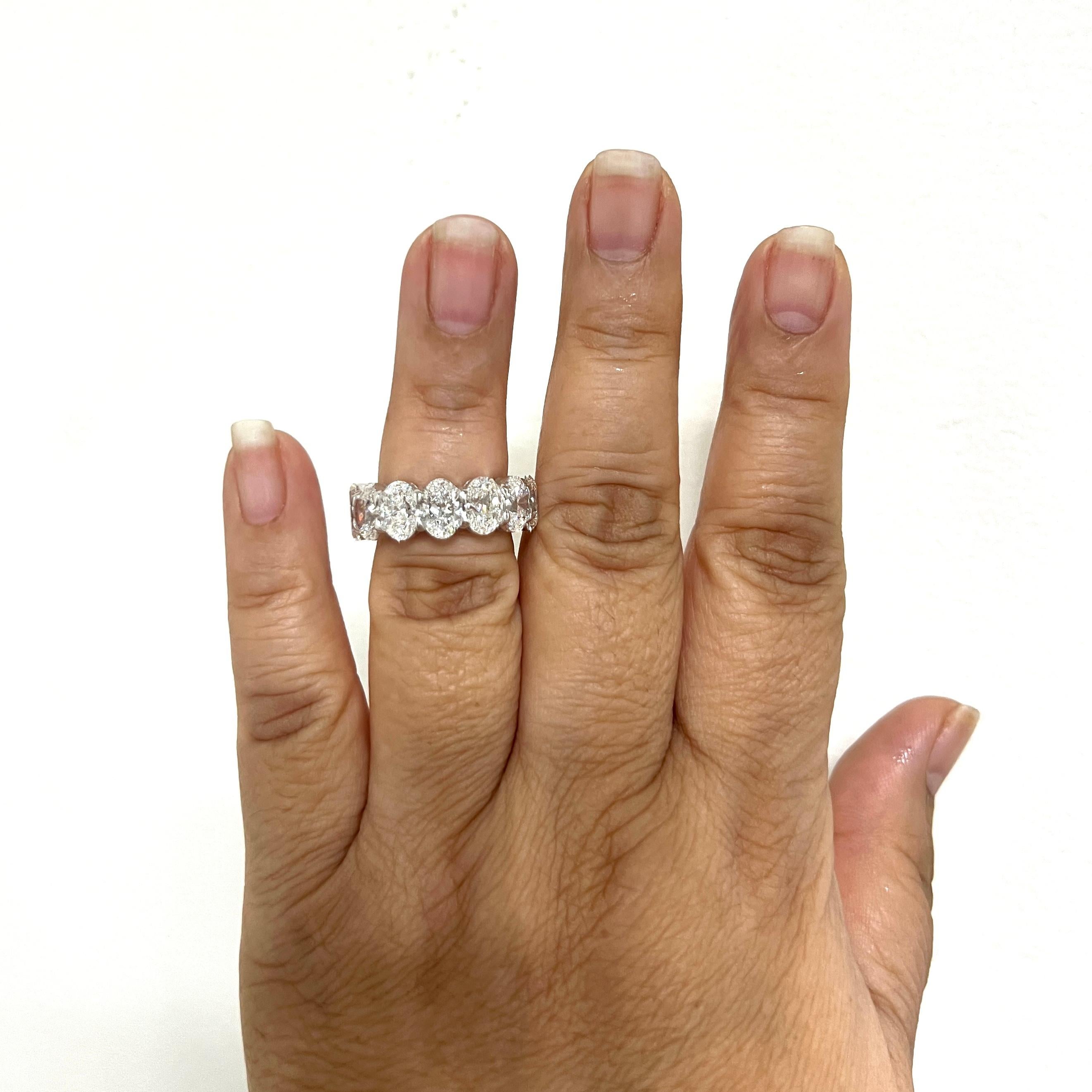 Splendido esemplare da 13,09 ct. DEF VS1-VS2 ovali di diamanti bianchi, per un totale di 13 pietre, ciascuna di 1 carato. Realizzato a mano in oro bianco 18 carati.  Misura dell'anello 6,75.  Ogni pietra ha un certificato GIA.