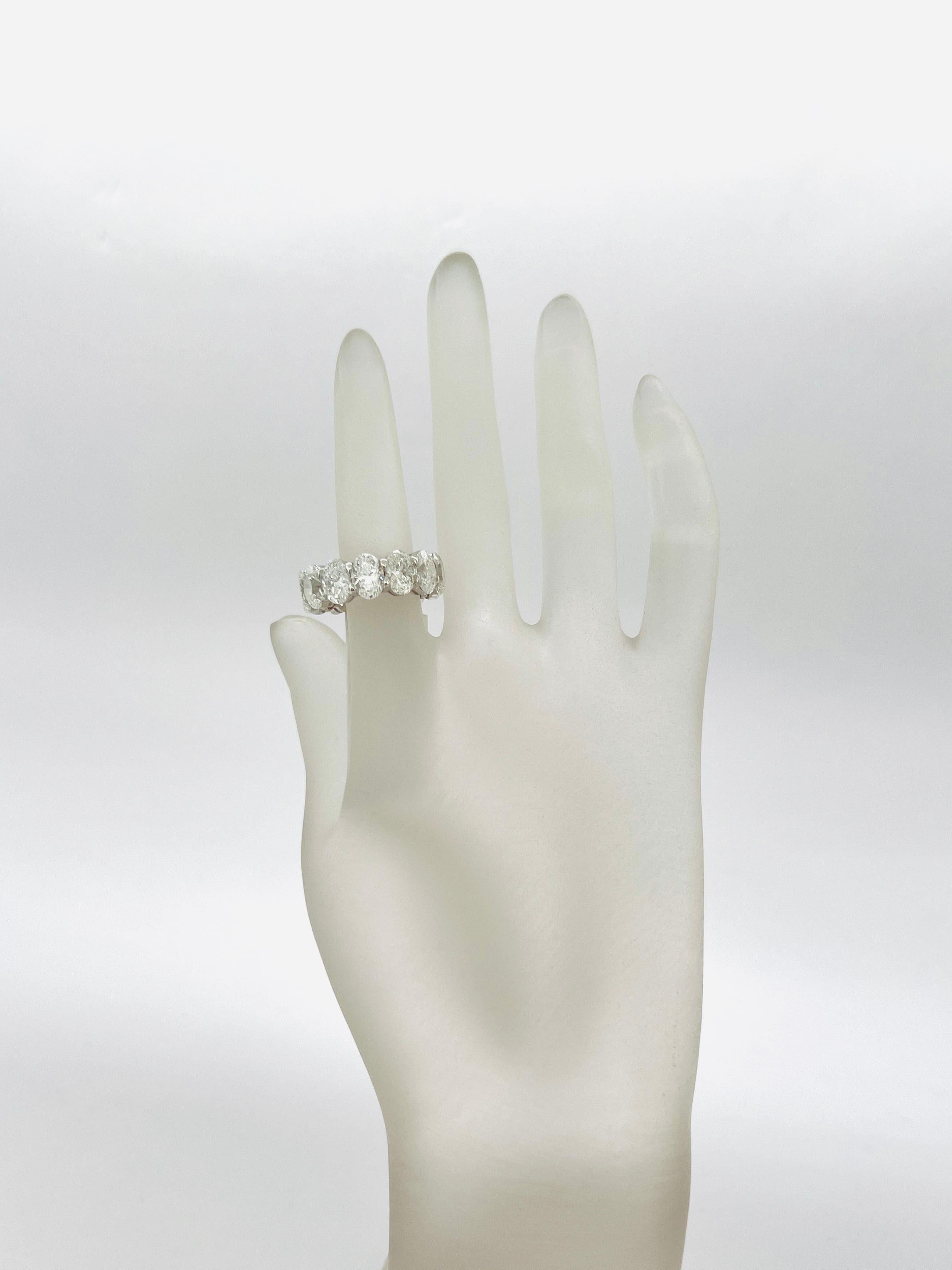 Taglio ovale Anello a fascia per l'eternità con diamante bianco ovale da 1 carato ciascuno GIA in oro bianco 18 carati