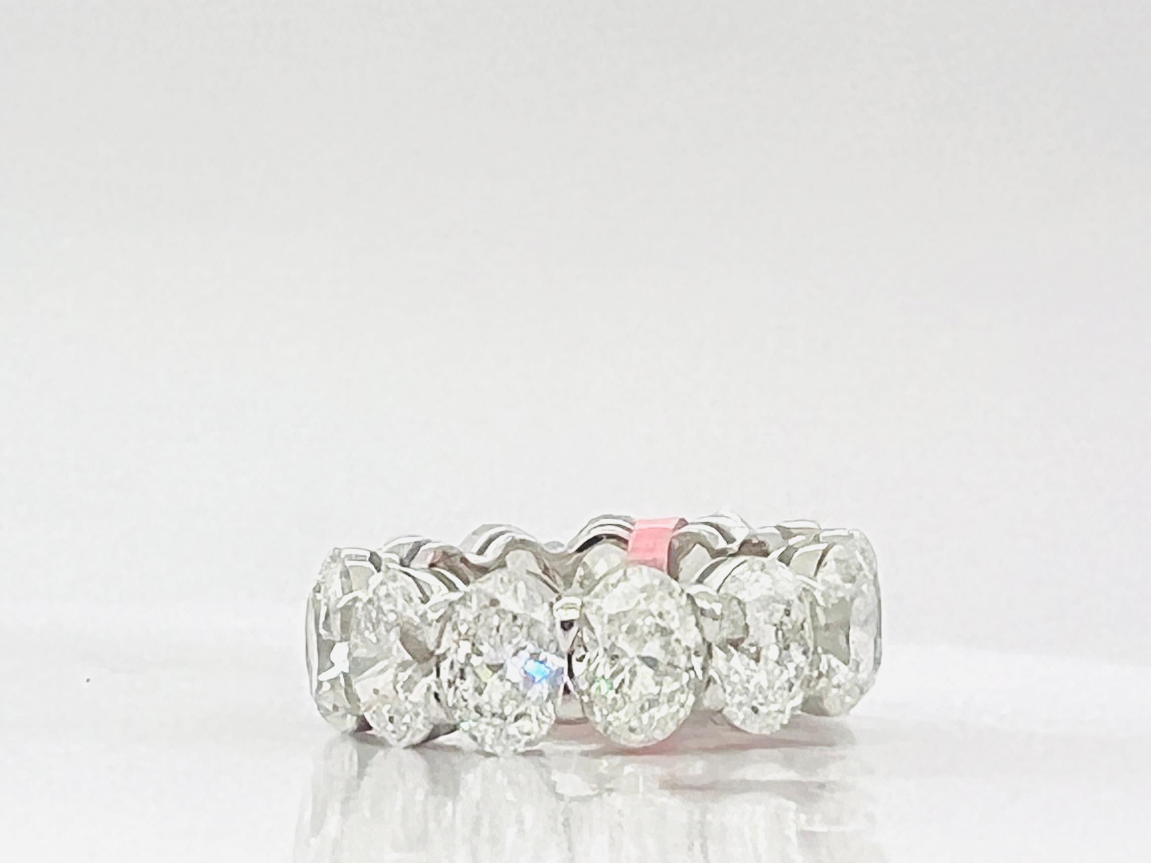 Anello a fascia per l'eternità con diamante bianco ovale da 1 carato ciascuno GIA in oro bianco 18 carati In condizioni Nuovo a Los Angeles, CA