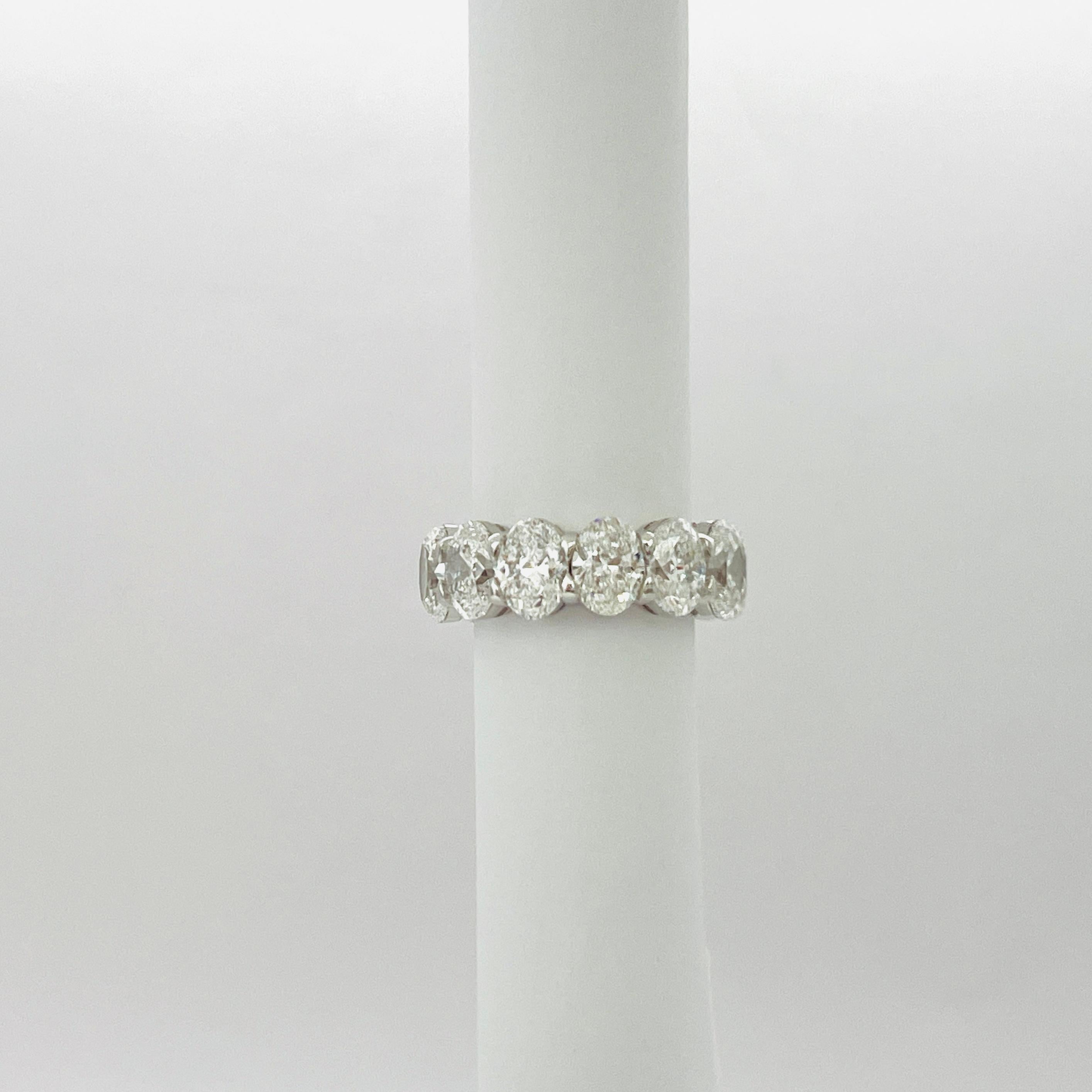 Anello a fascia per l'eternità con diamante bianco ovale da 1 carato ciascuno GIA in oro bianco 18 carati 1