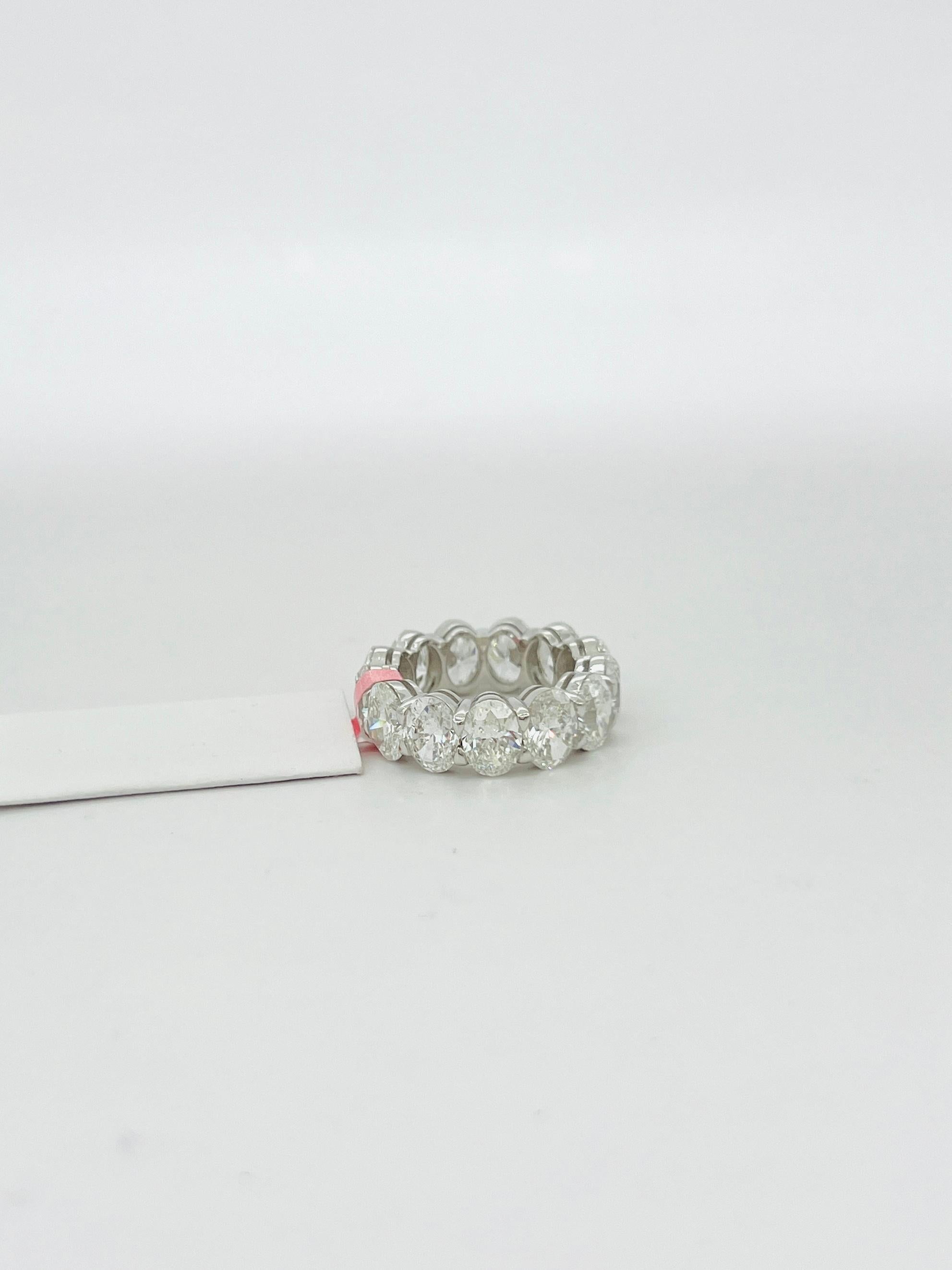 Anello a fascia per l'eternità con diamante bianco ovale da 1 carato ciascuno GIA in oro bianco 18 carati 2
